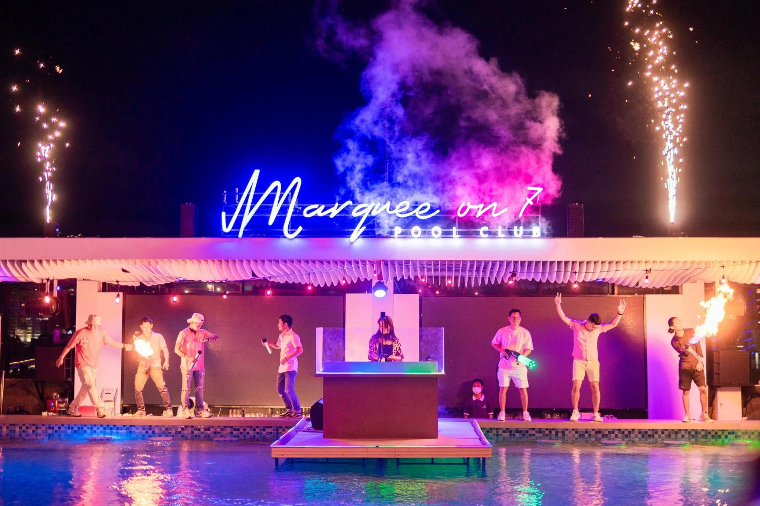 Lounge or bar in The All - Suite Pentacity Hotel Balikpapan