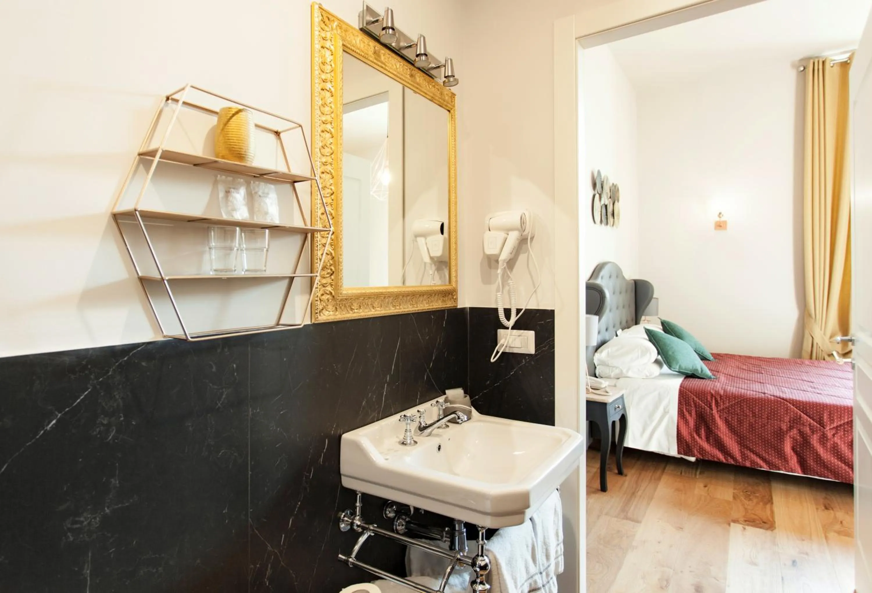 Photo of the whole room, Bed in Hotel St. James