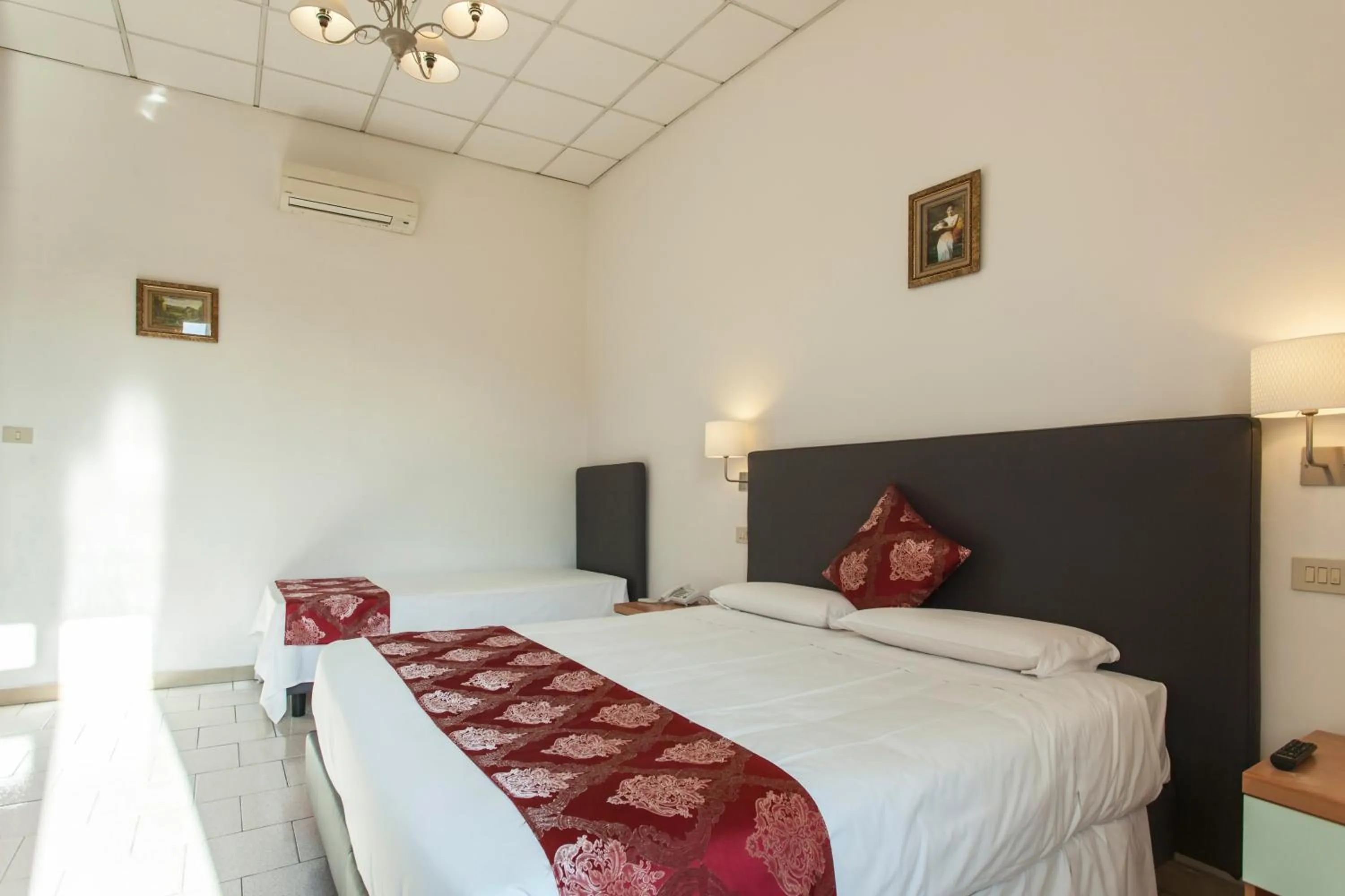 Photo of the whole room, Bed in Hotel St. James