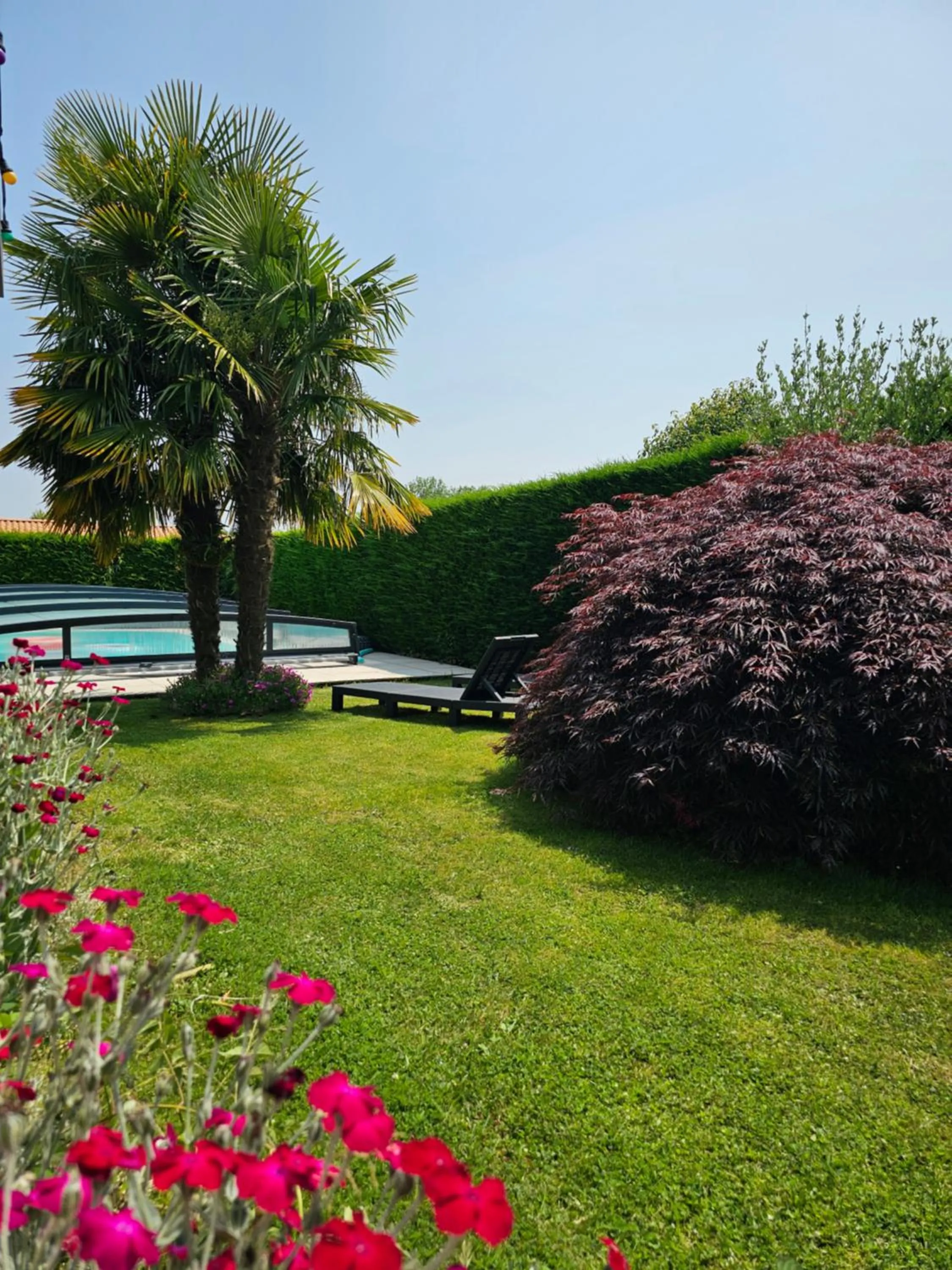 Garden view in Le Pavachon gîte familial piscine couverte privée chauffée - Aux portes du Puy duFou