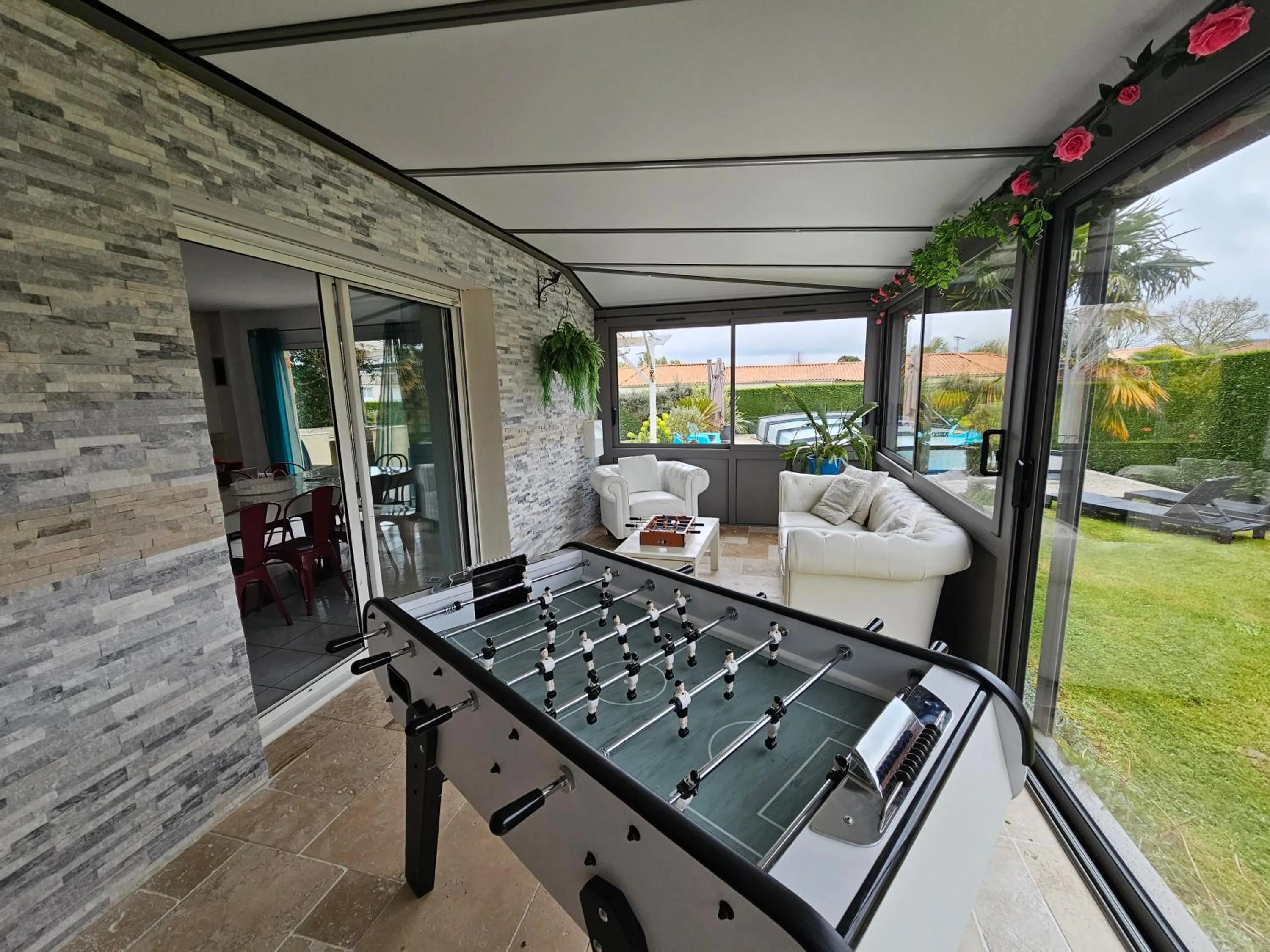 Patio in Le Pavachon gîte familial piscine couverte privée chauffée - Aux portes du Puy duFou