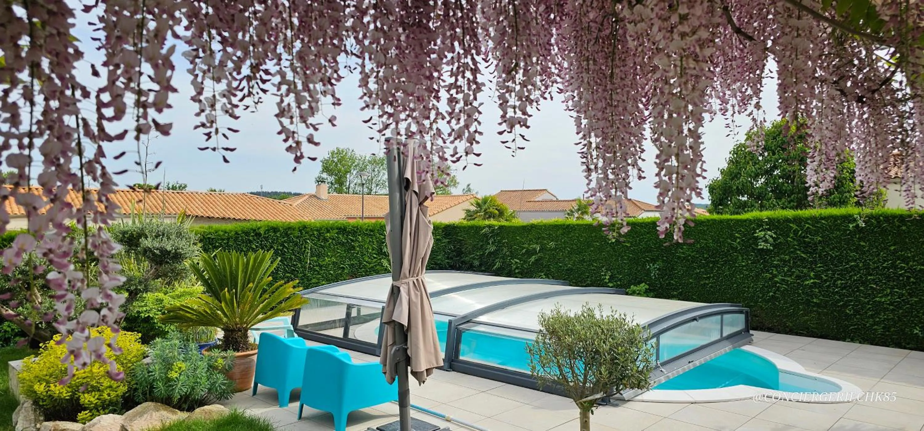 Garden view in Le Pavachon gîte familial piscine couverte privée chauffée - Aux portes du Puy duFou
