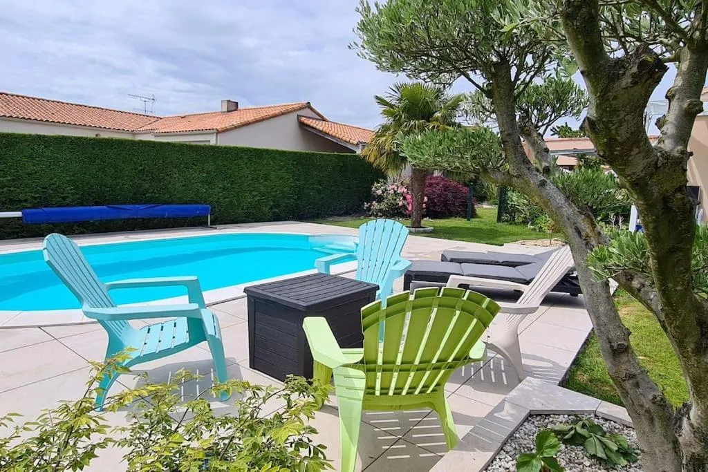 Pool view in Le Pavachon gîte familial piscine couverte privée chauffée - Aux portes du Puy duFou