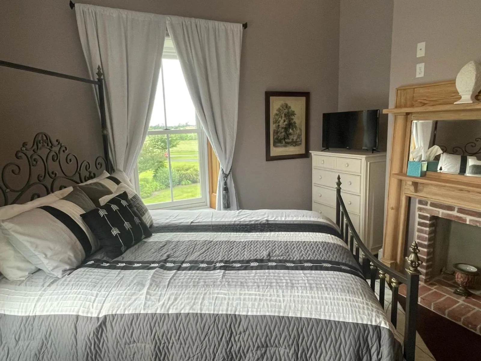 Queen Room in Stuart Manor Bed and Breakfast