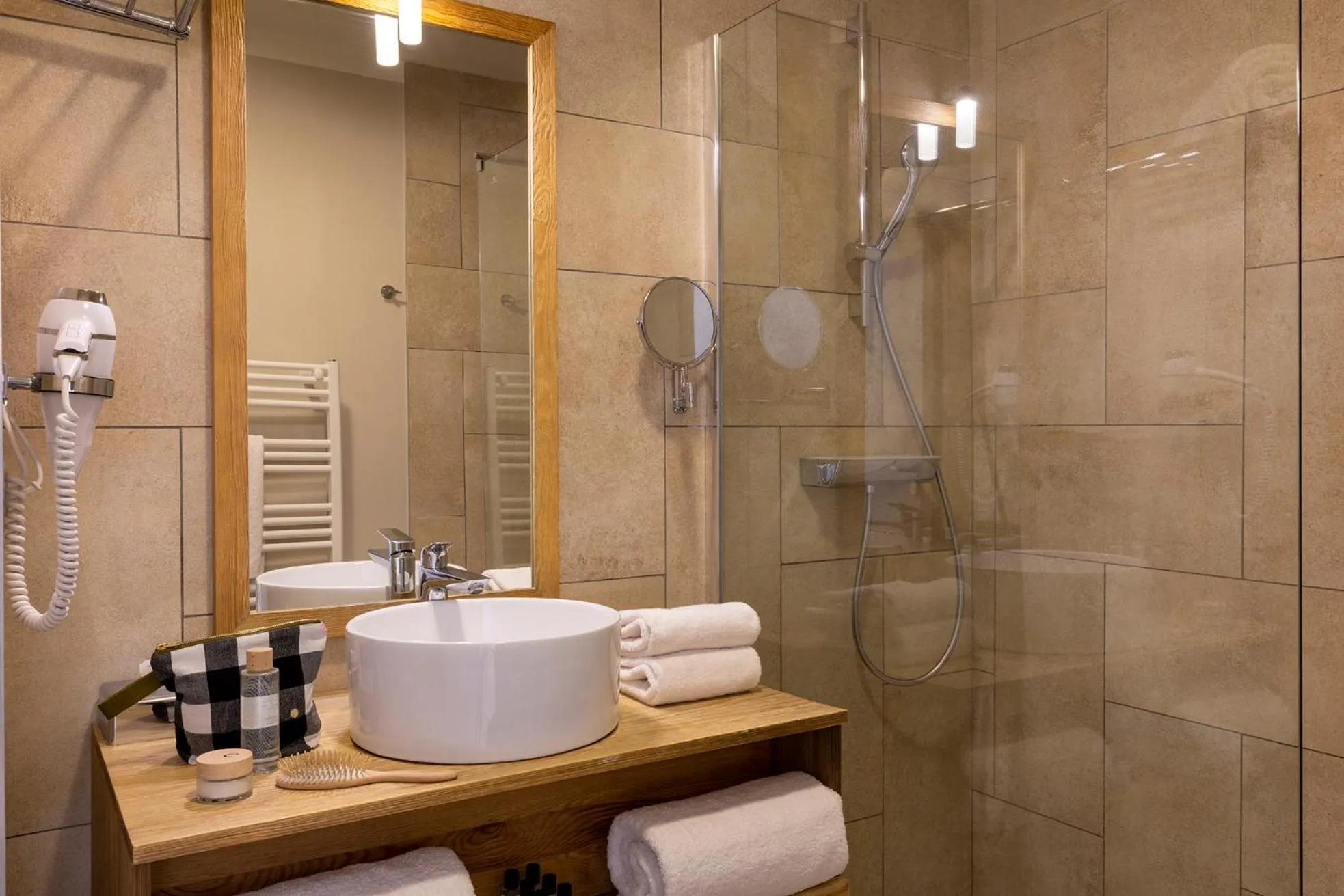 Shower in Domaine du Ferret Restaurant & Spa