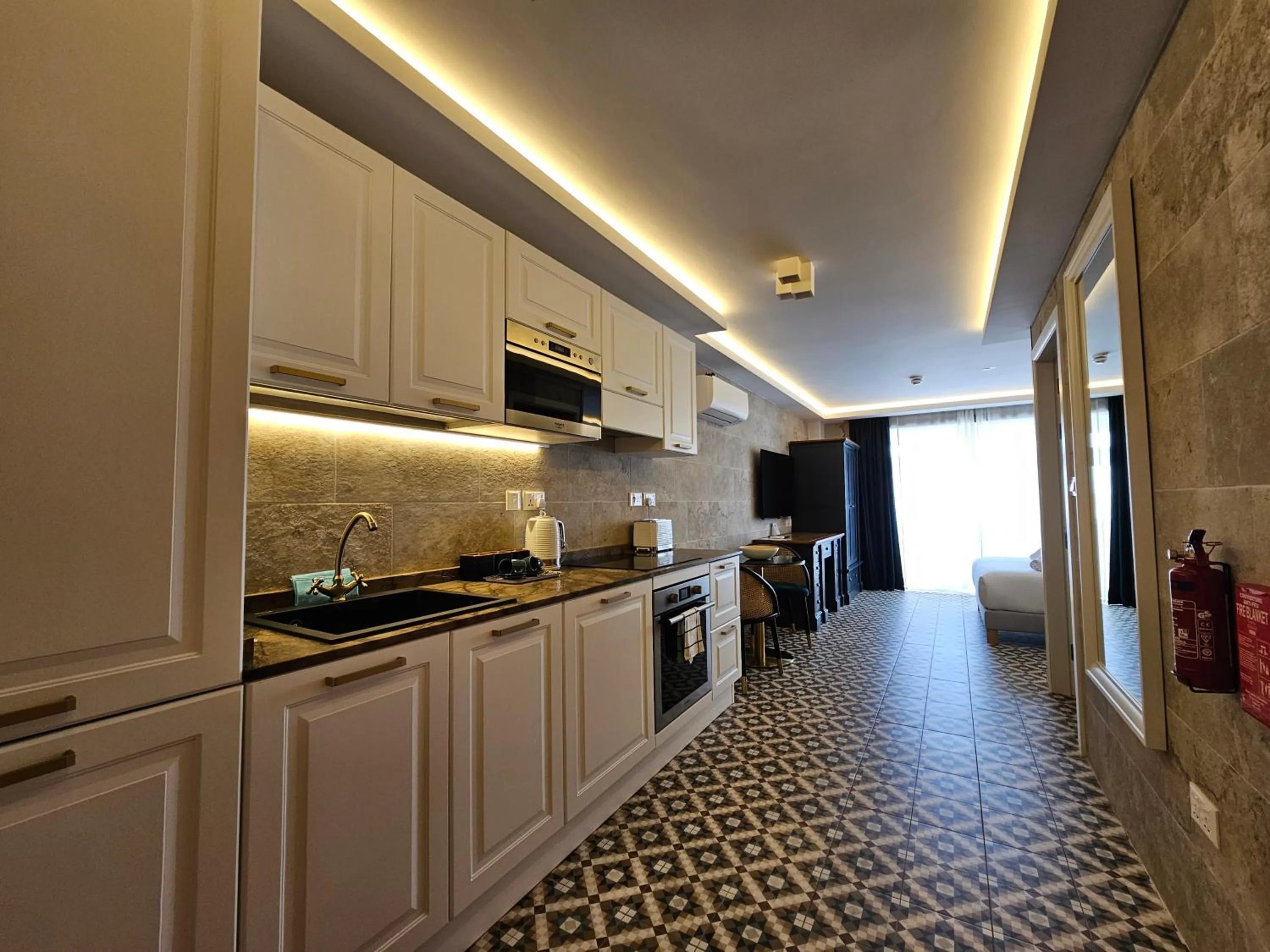 Kitchen or kitchenette in Balcony Hotel