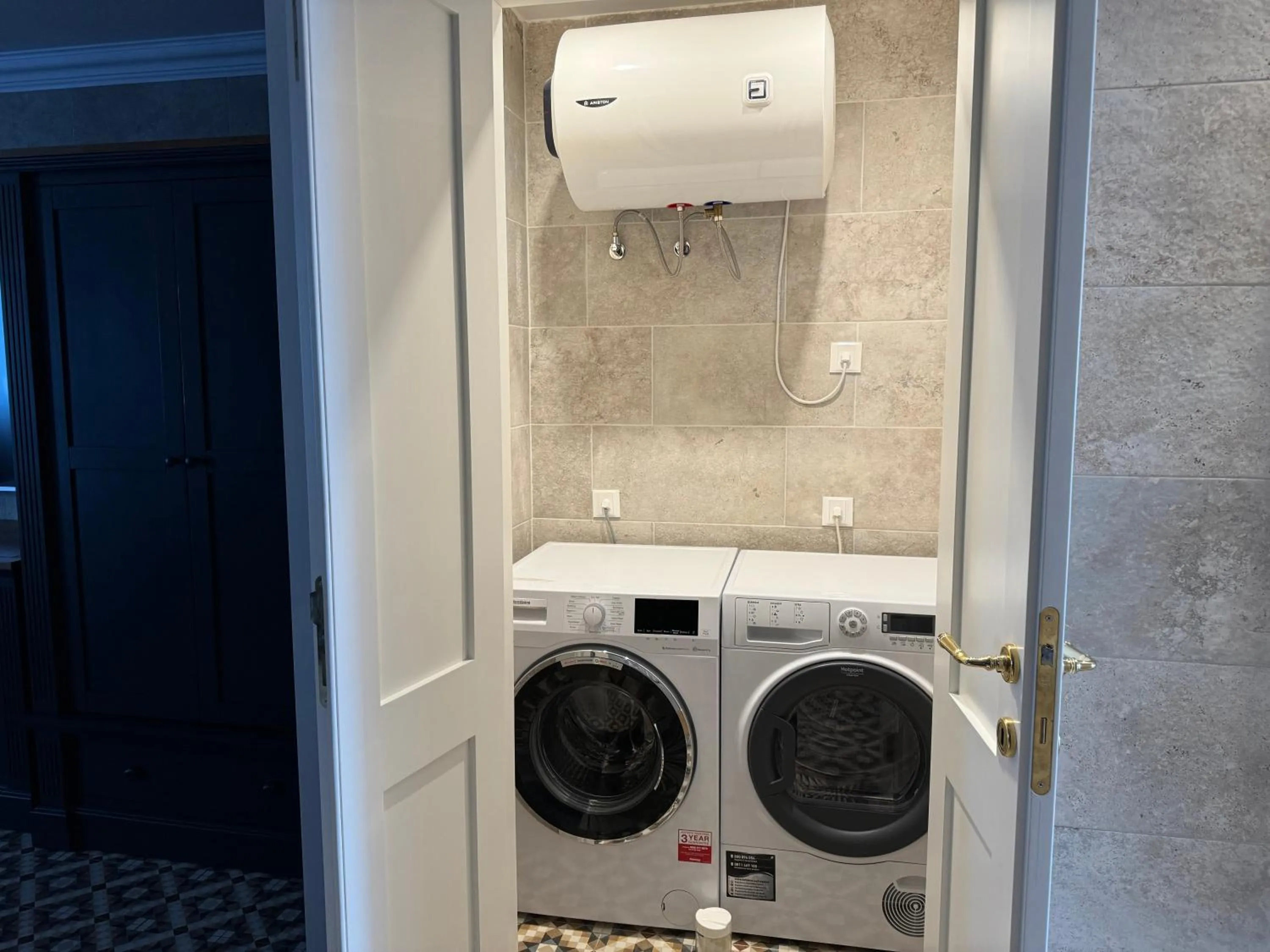 washing machine in Balcony Hotel