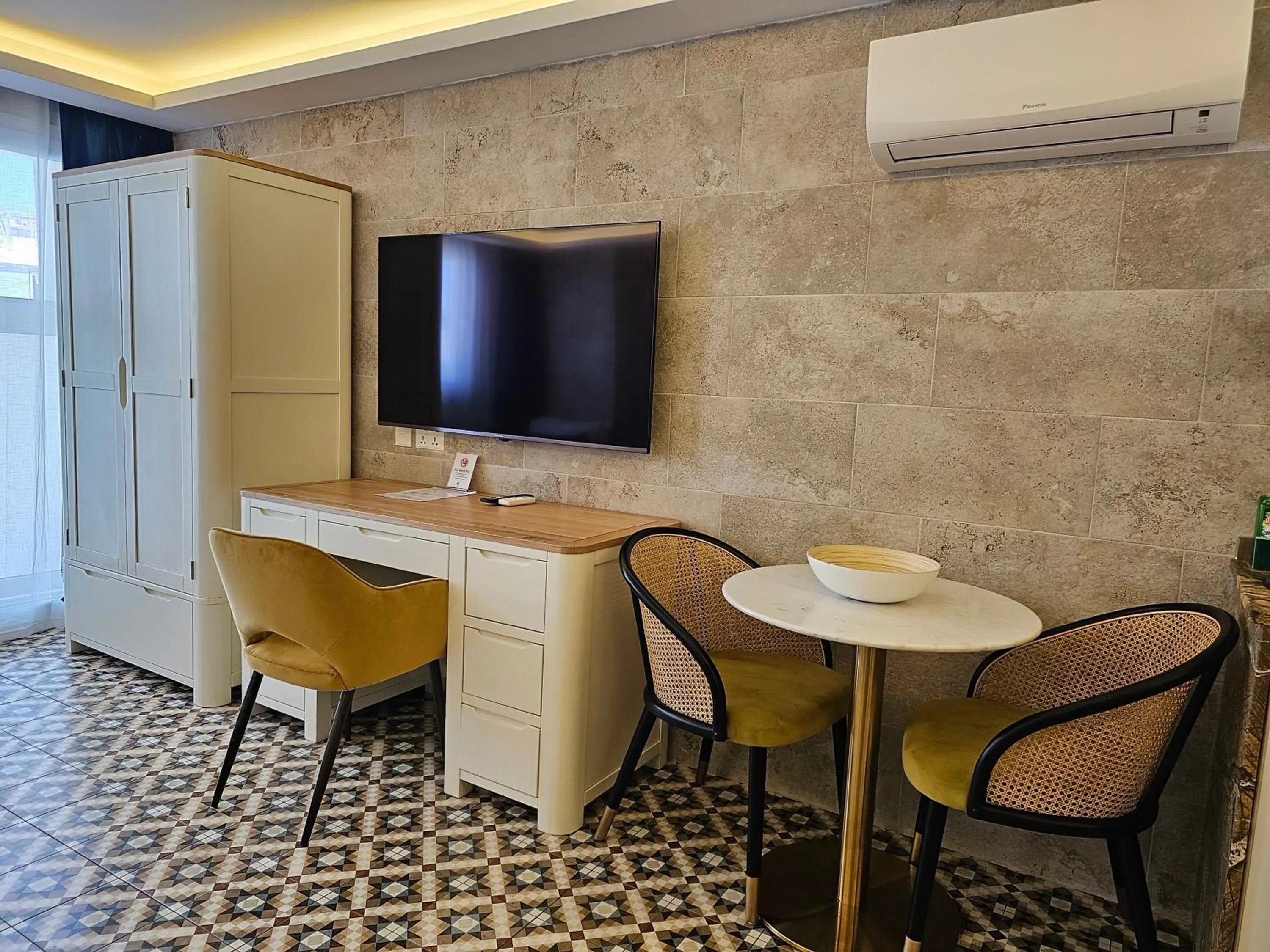 TV and multimedia in Balcony Hotel