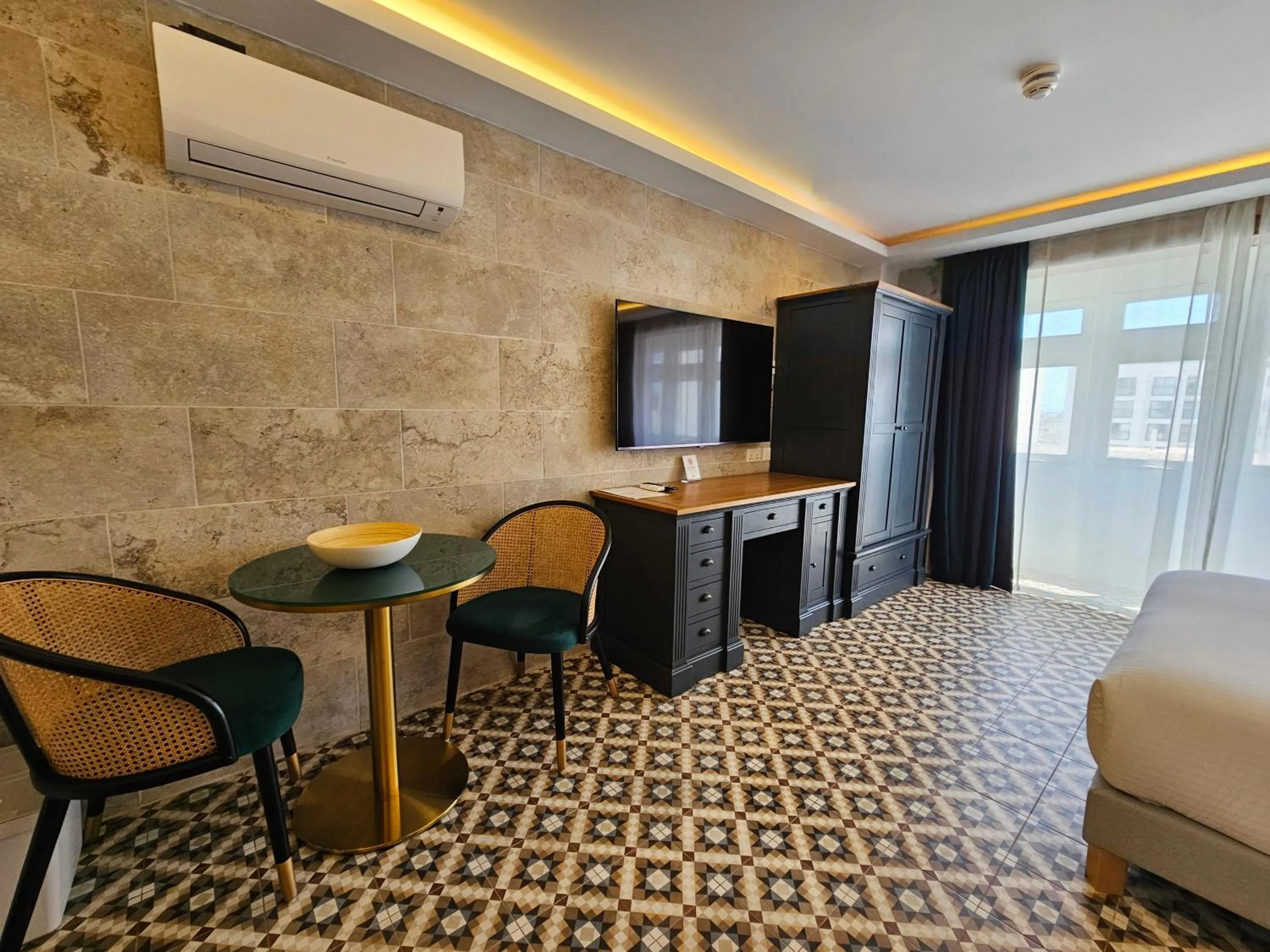 TV and multimedia in Balcony Hotel