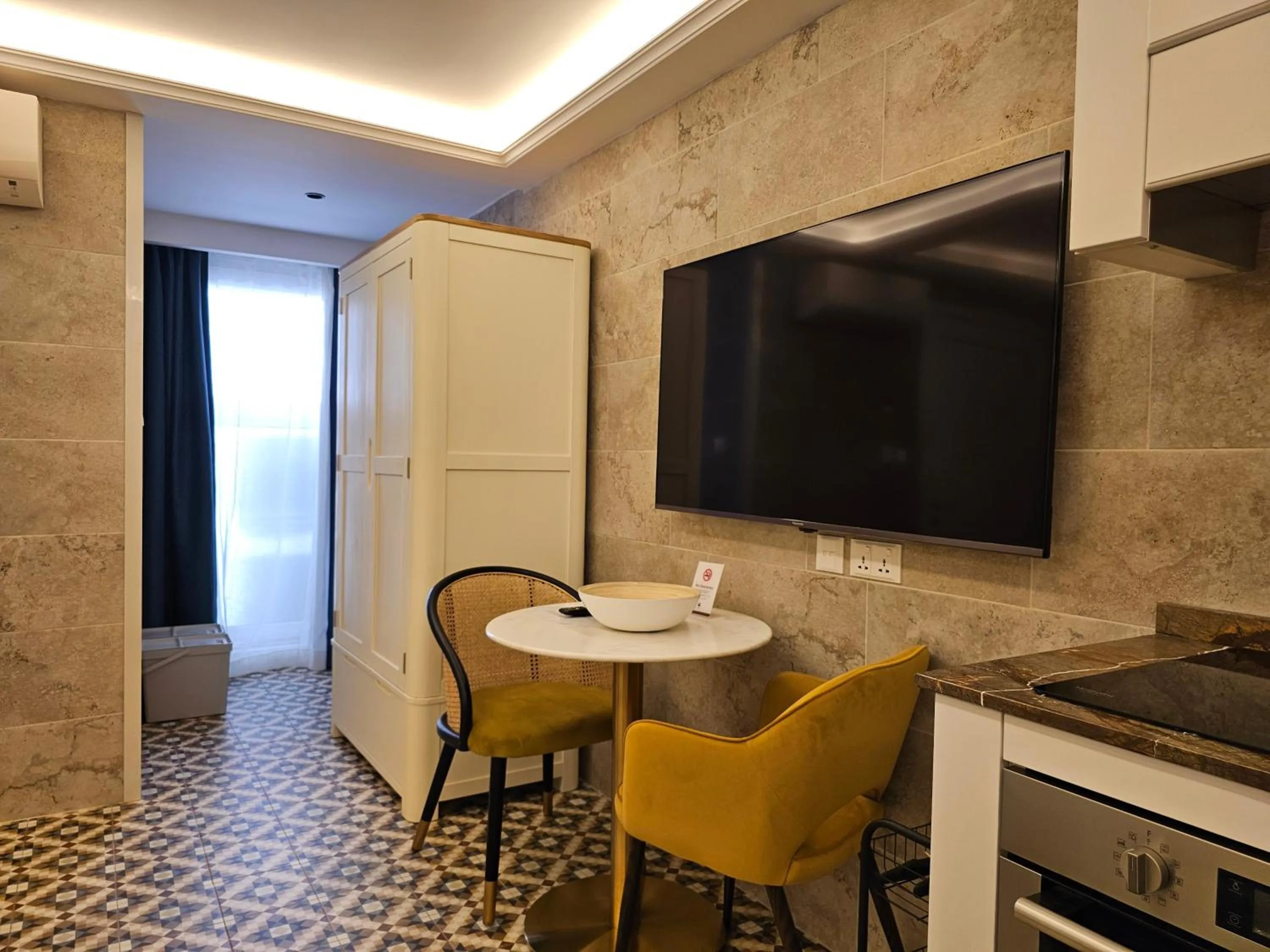 TV and multimedia in Balcony Hotel