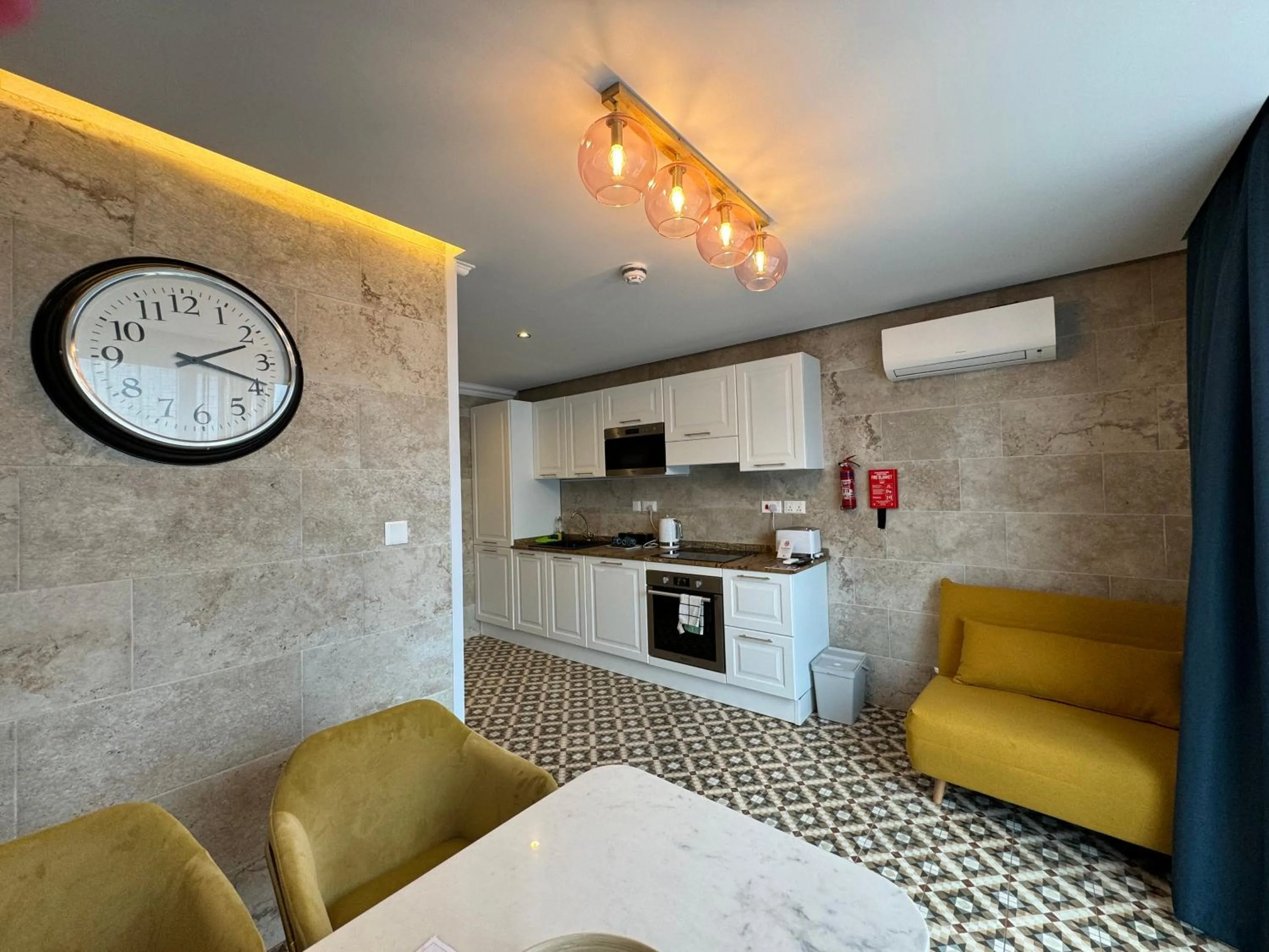 Kitchen or kitchenette in Balcony Hotel