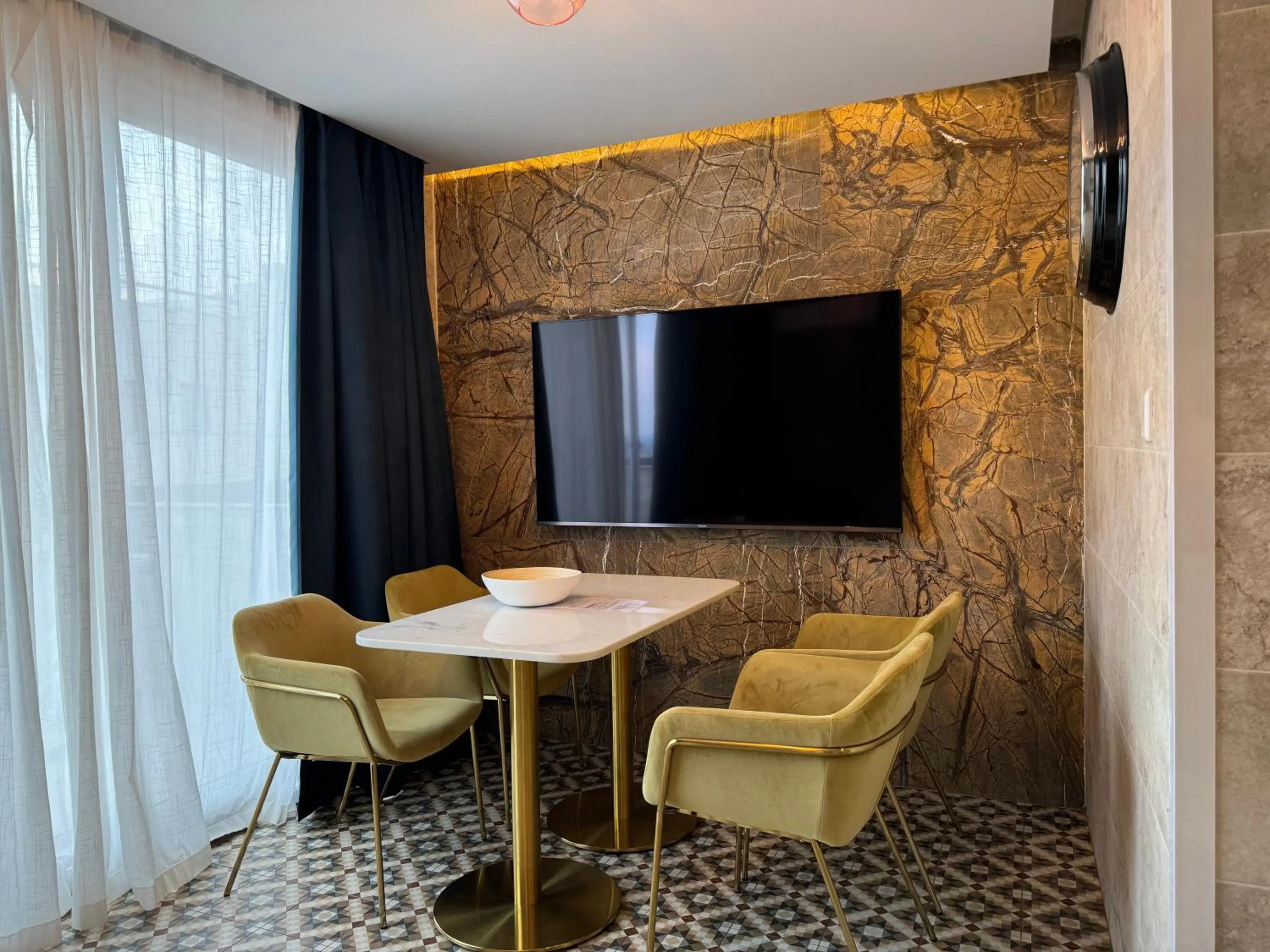 TV and multimedia in Balcony Hotel