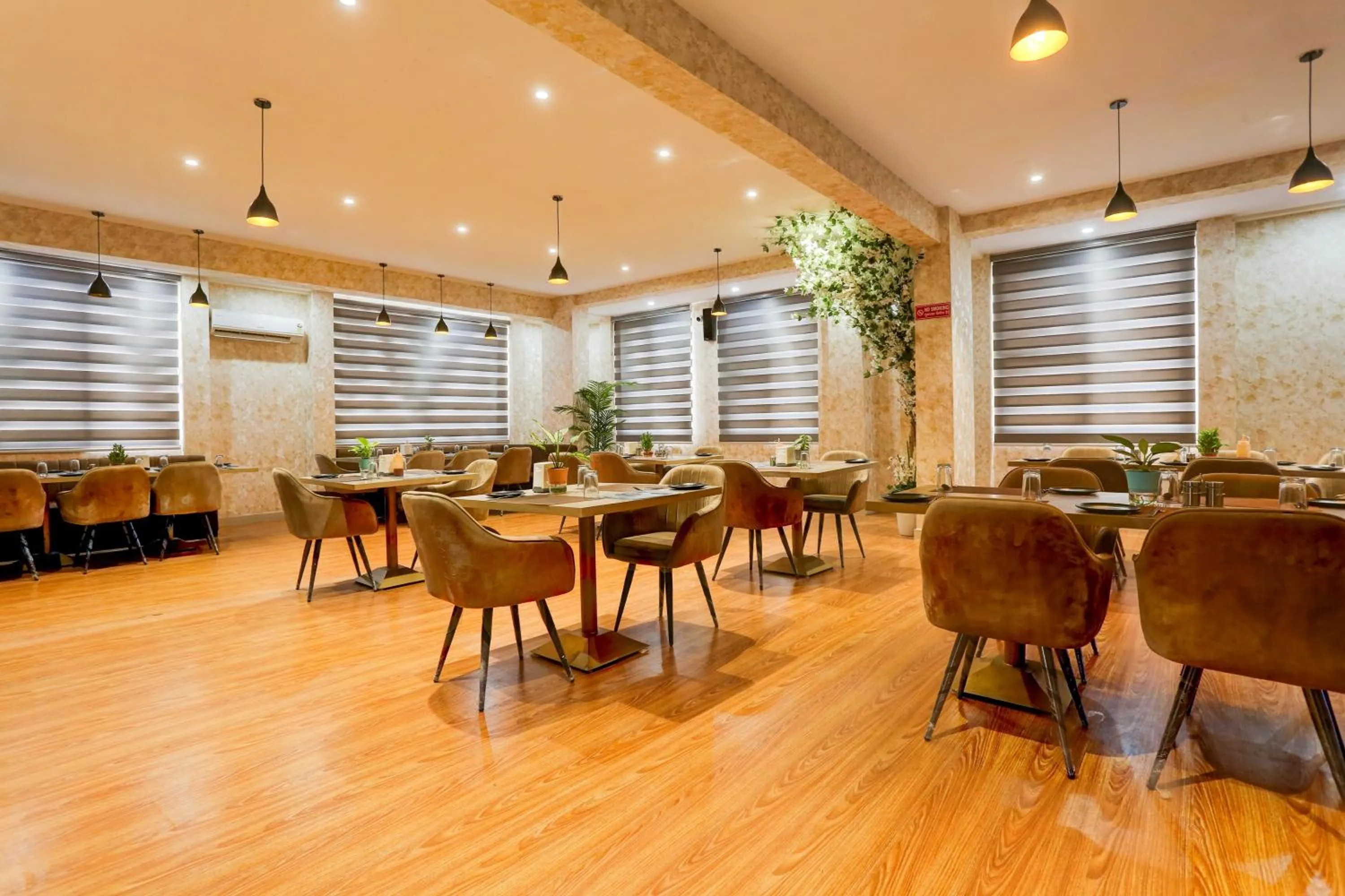 Restaurant/places to eat in Hotel O BGM