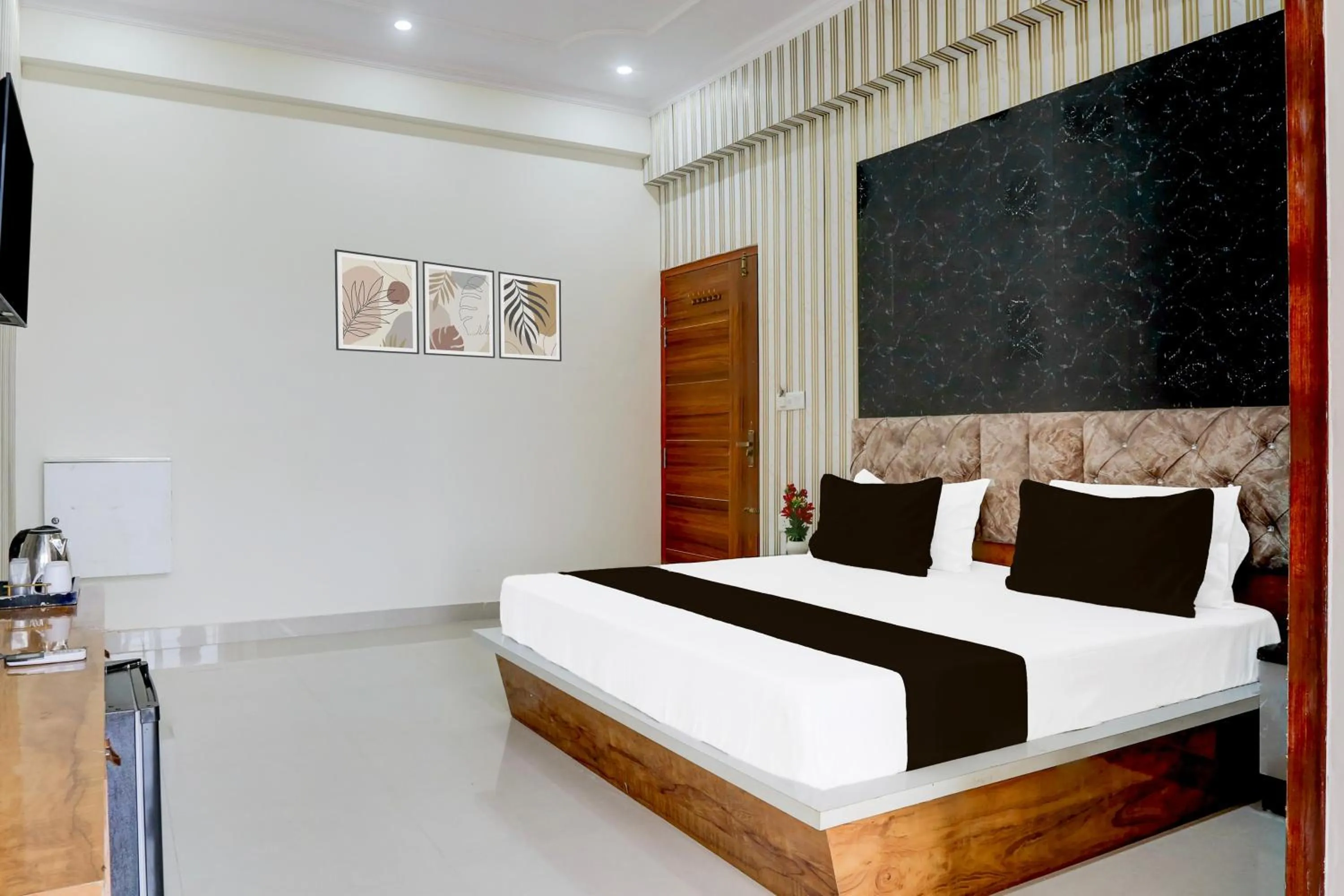 Bedroom, Bed in Hotel O BGM