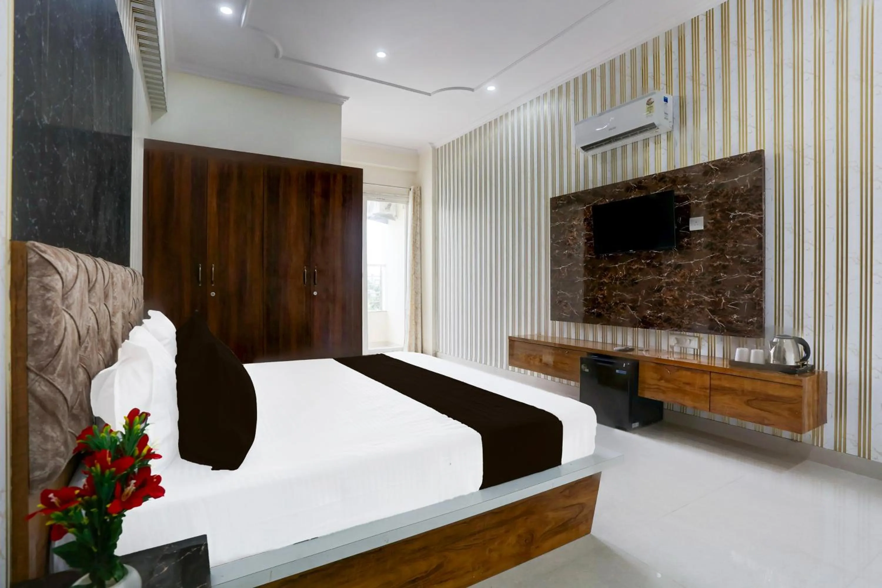 Bedroom, Bed in Hotel O BGM