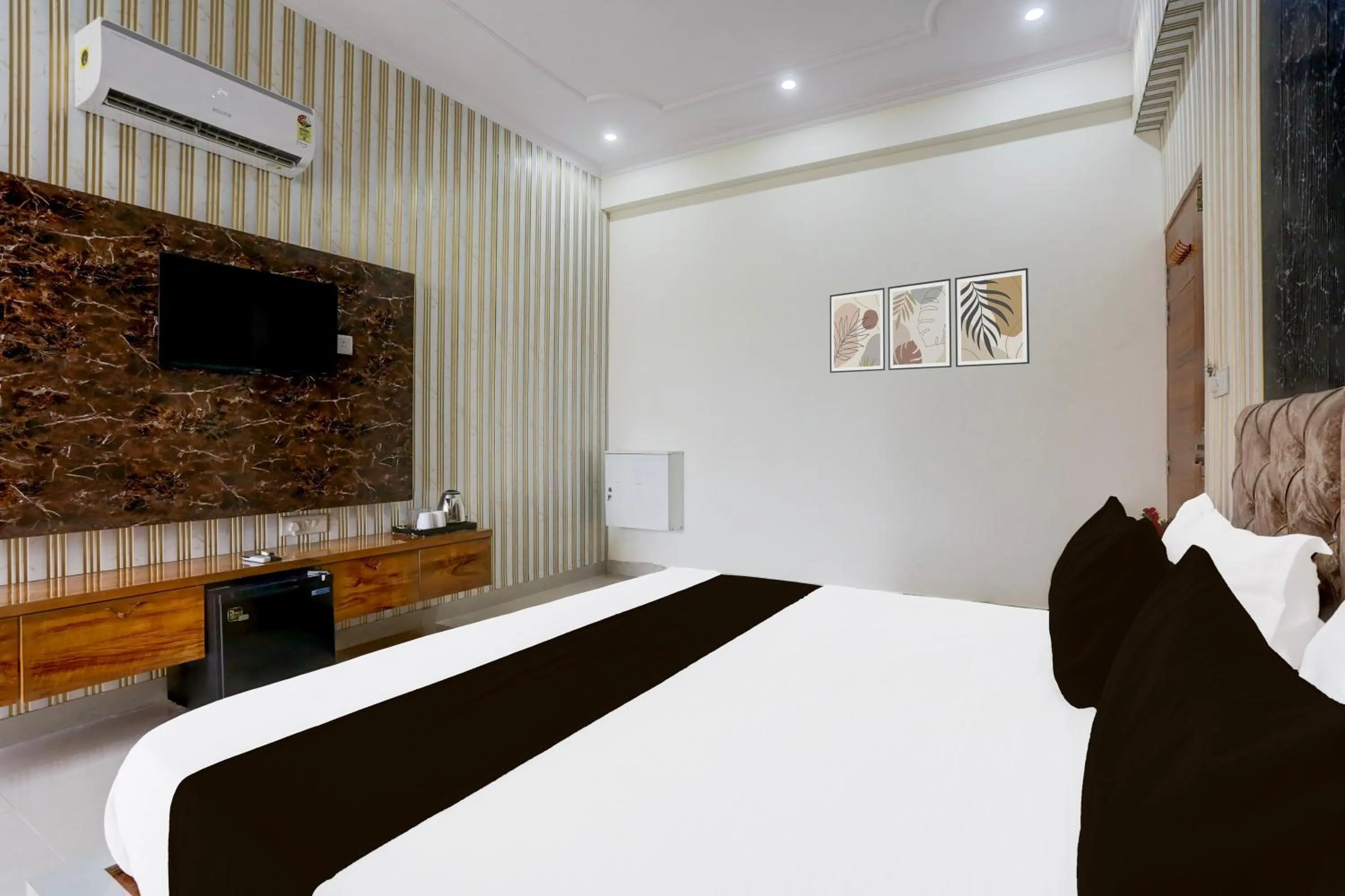 Bedroom, Bed in Hotel O BGM