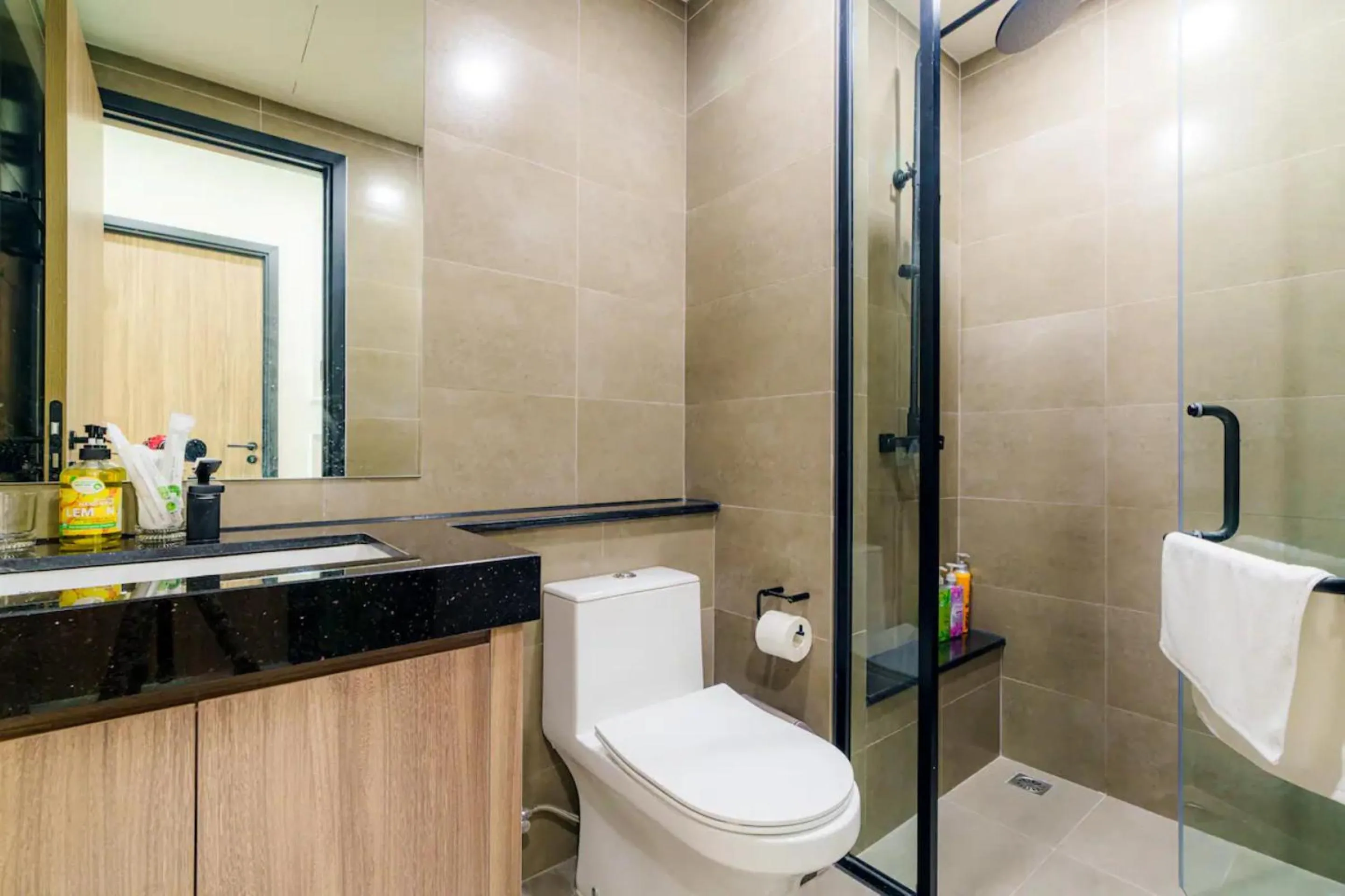 Shower in Imperial De La SoL District 4