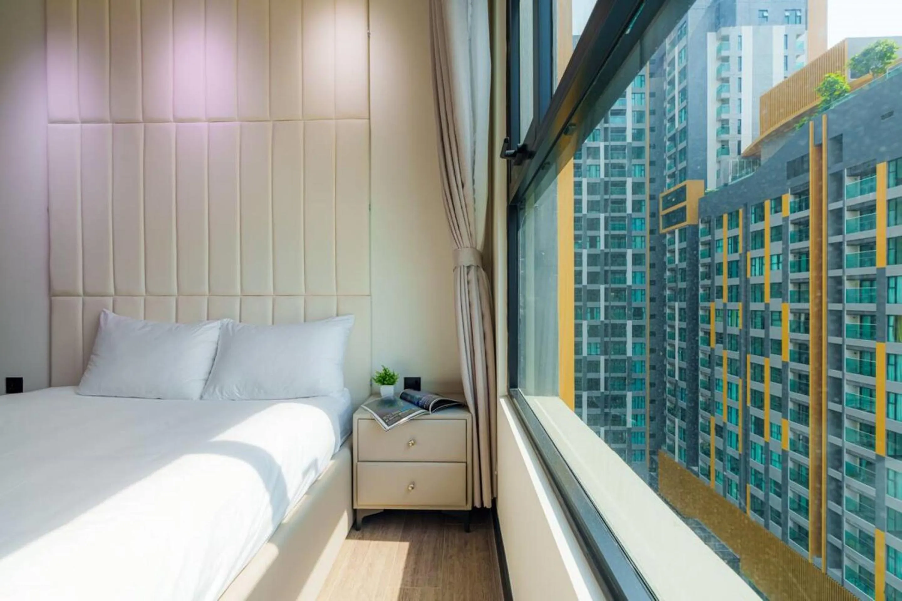 Bed in Imperial De La SoL District 4