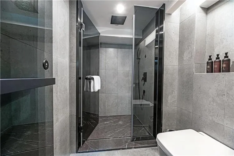 Shower in Mehood Lestie, Xiamen Zhongshan Road Pedestrian Street