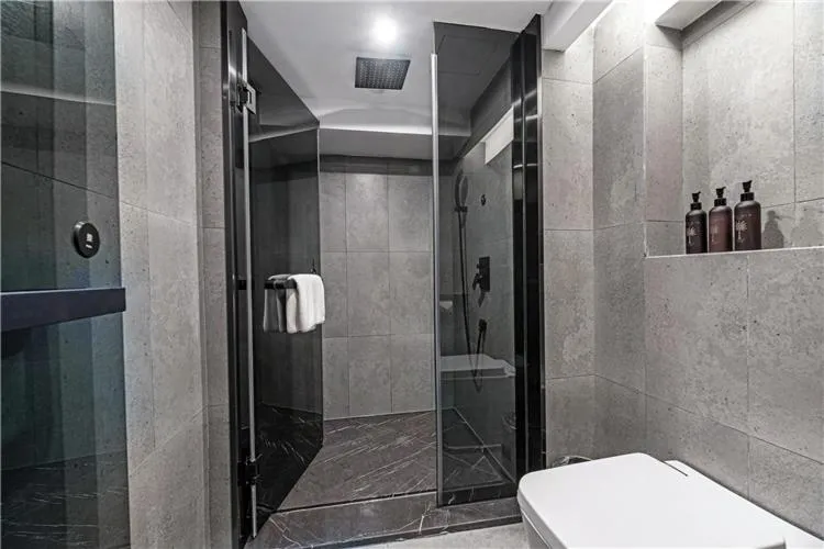 Shower in Mehood Lestie, Xiamen Zhongshan Road Pedestrian Street