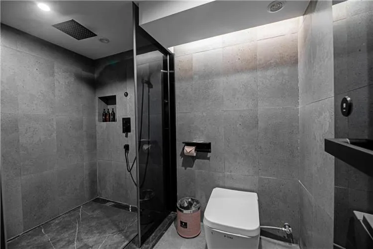 Shower in Mehood Lestie, Xiamen Zhongshan Road Pedestrian Street