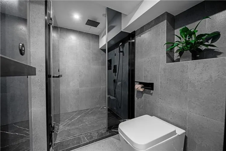 Shower in Mehood Lestie, Xiamen Zhongshan Road Pedestrian Street