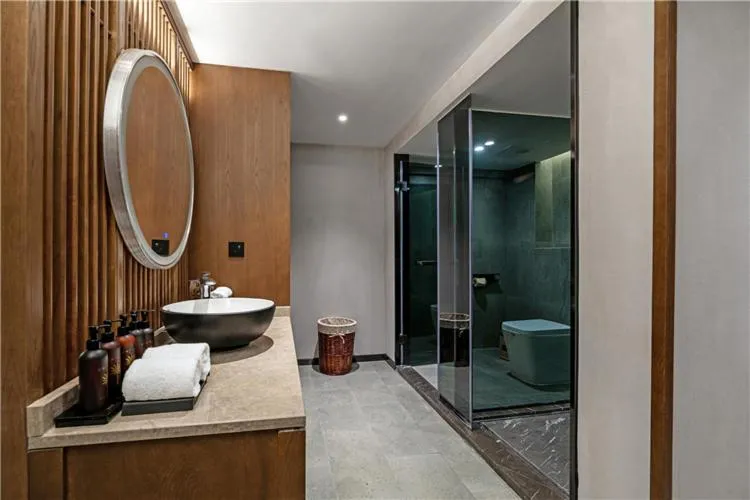 Shower in Mehood Lestie, Xiamen Zhongshan Road Pedestrian Street