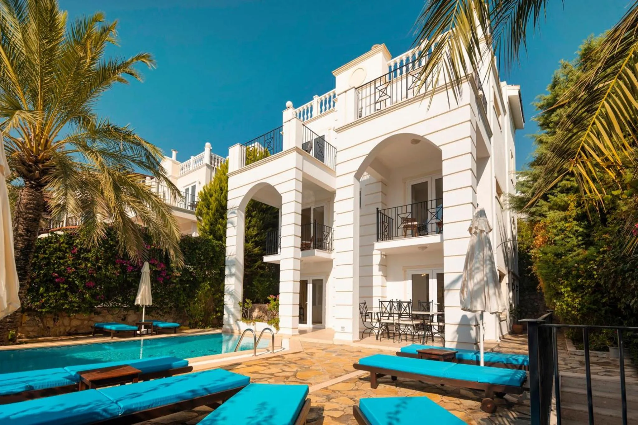 Property building in Villa Esinti