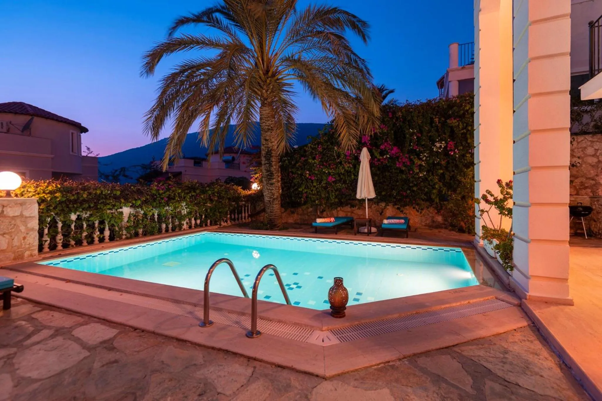 Swimming pool in Villa Esinti