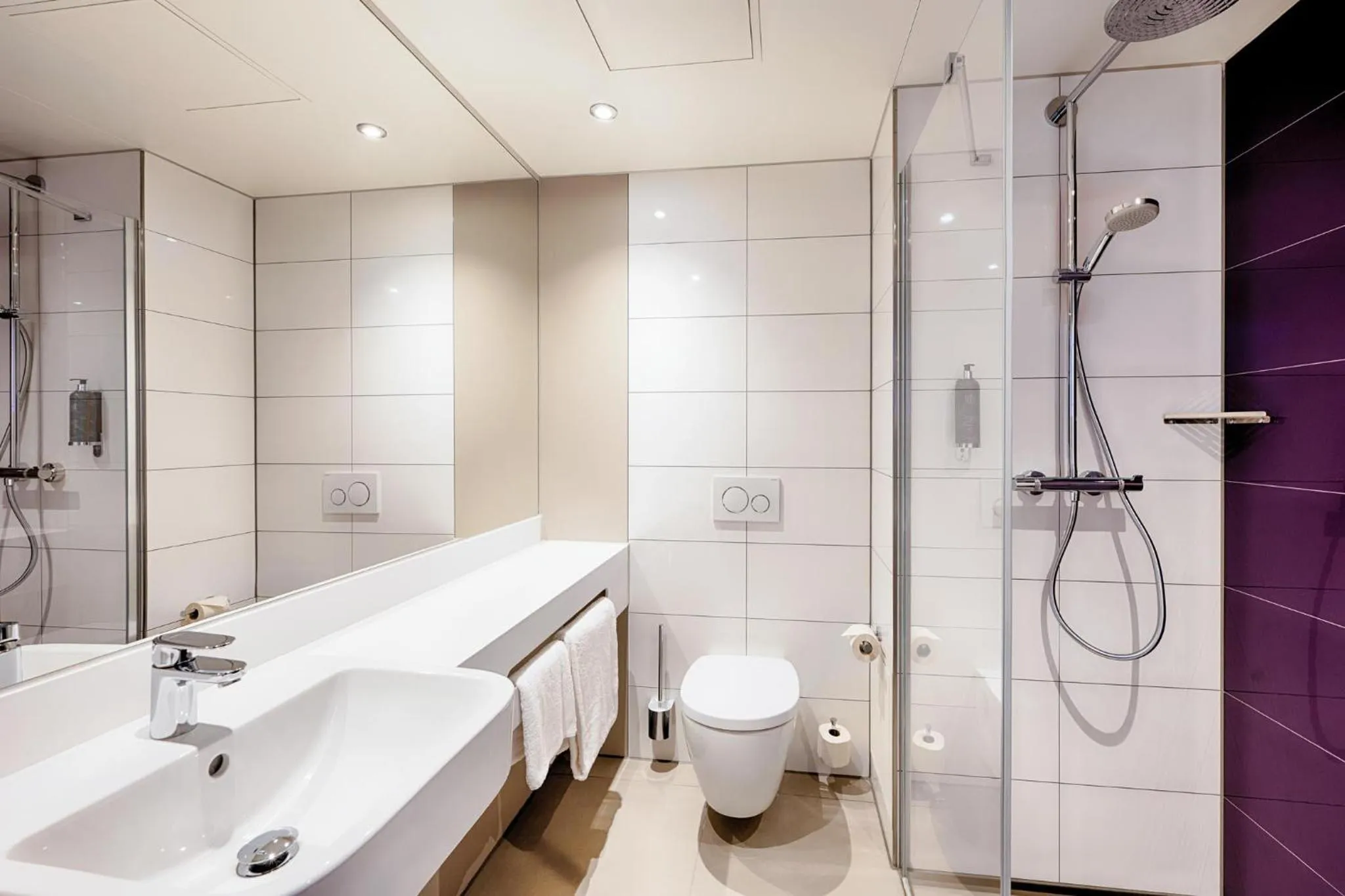 Bathroom in Premier Inn Lübeck City Centre