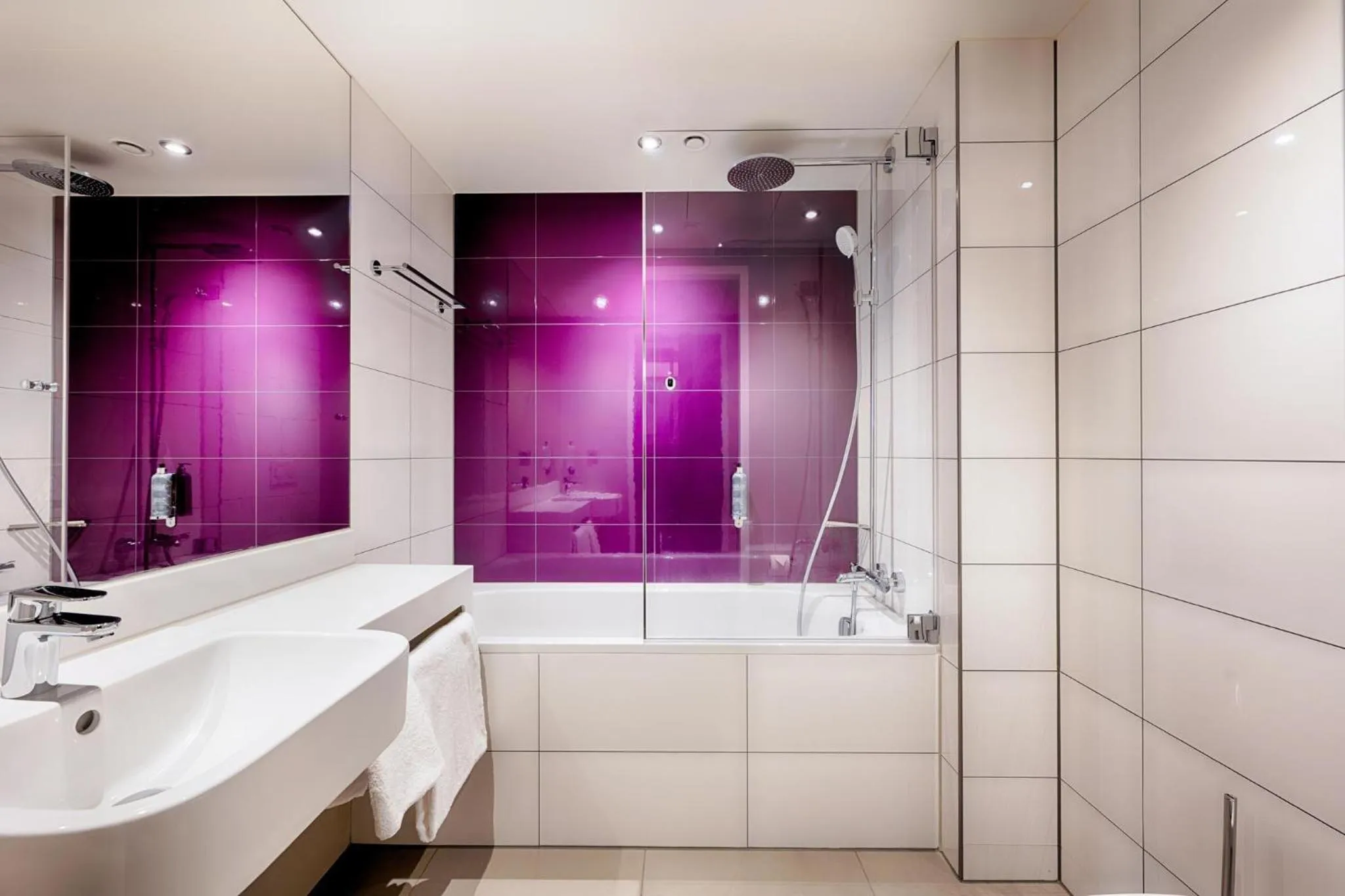 Bedroom in Premier Inn Lübeck City Centre