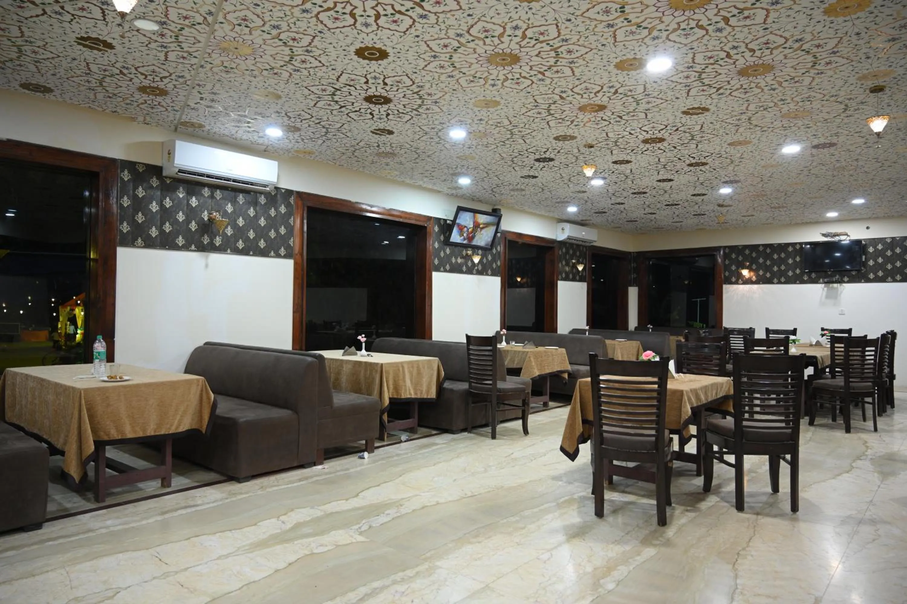 Restaurant/places to eat in Orchha Club and Resort - OCR