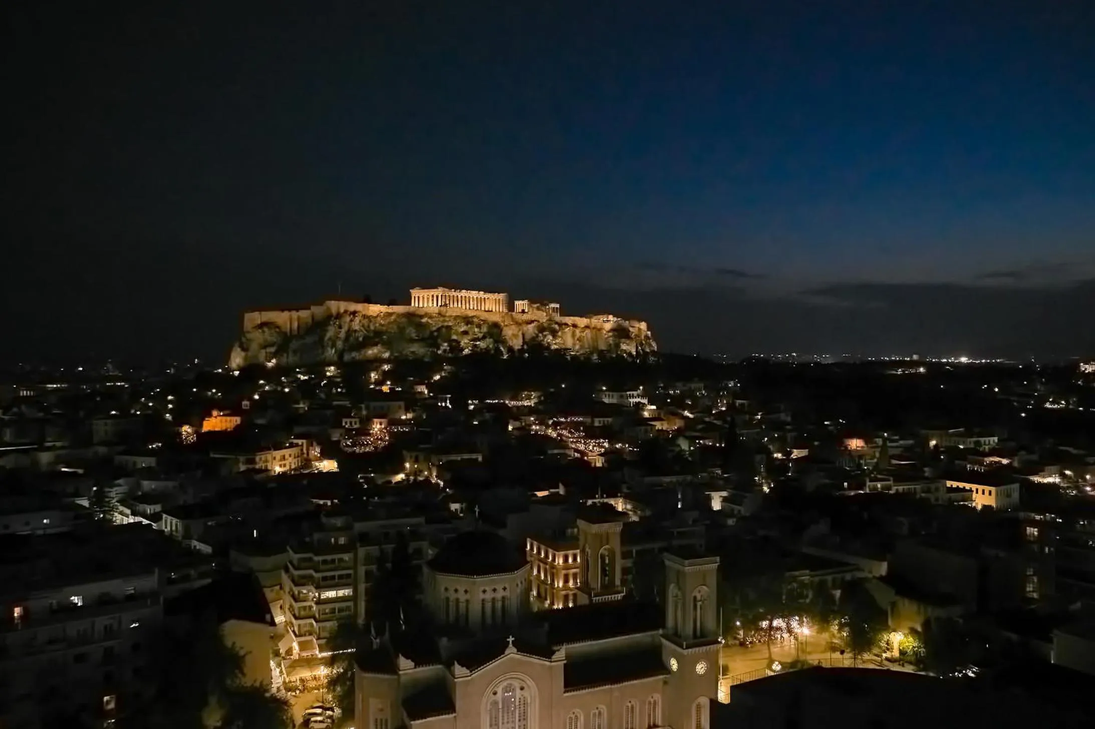 Night in Nur Edge Aparthotel - Acropolis Skyline