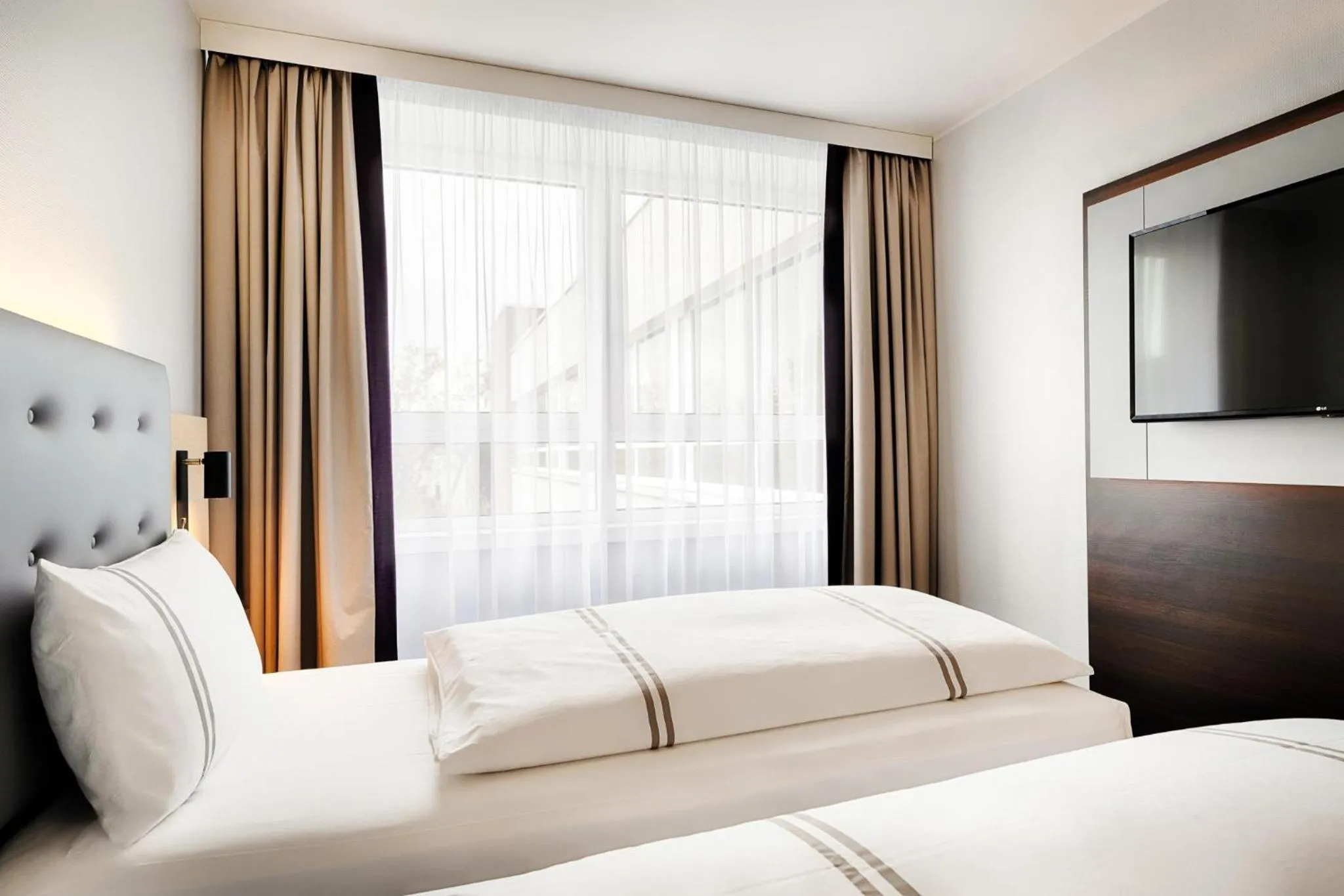 Bedroom, Bed in Premier Inn Koeln City Centre