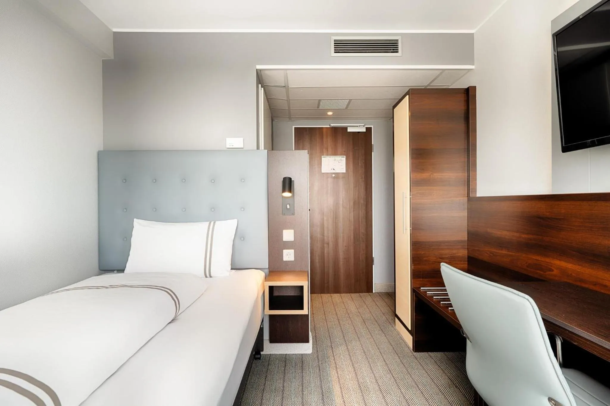 Bedroom, Bed in Premier Inn Koeln City Centre