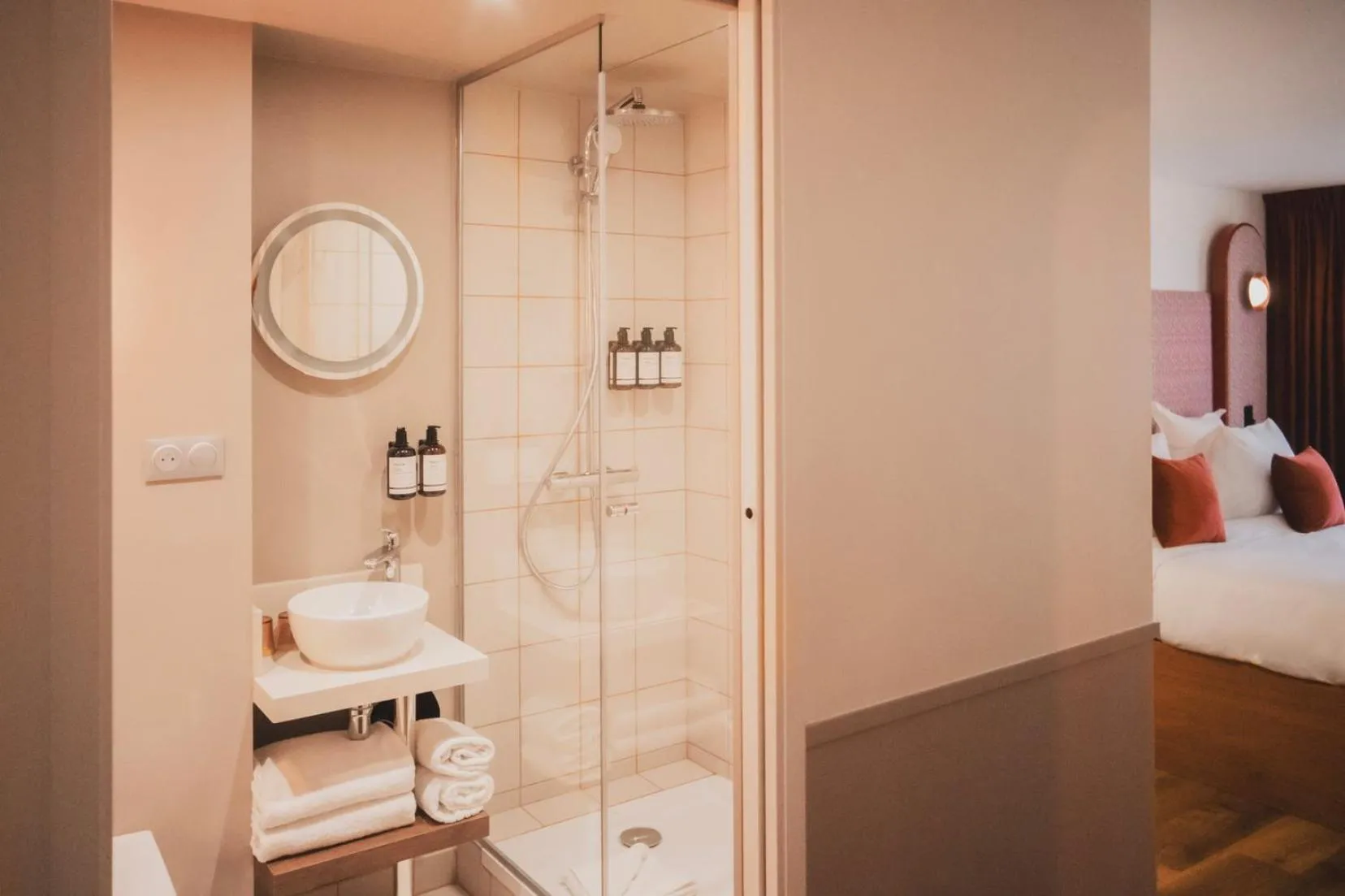 Bathroom, Bed in lyf Gambetta Paris