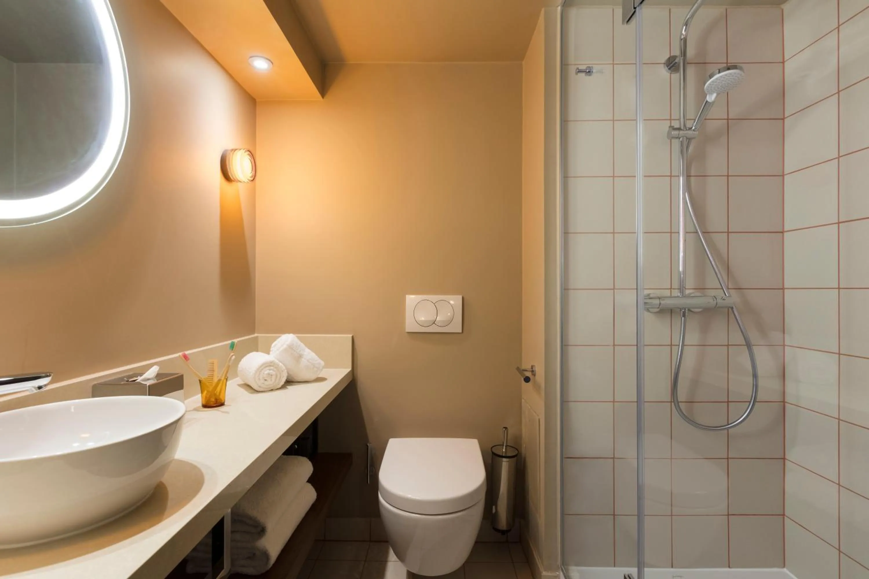 Bathroom in lyf Gambetta Paris