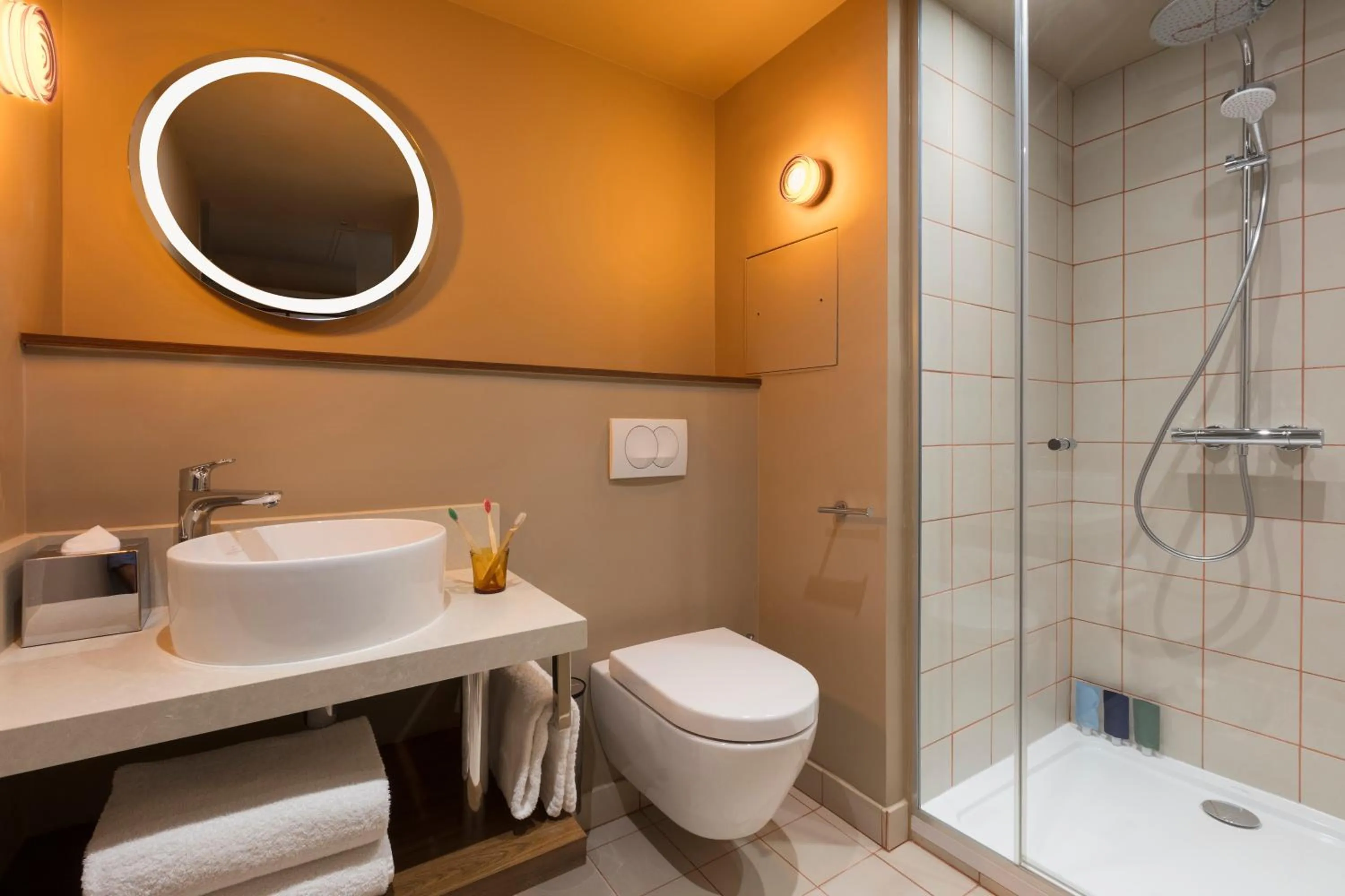 Bathroom in lyf Gambetta Paris