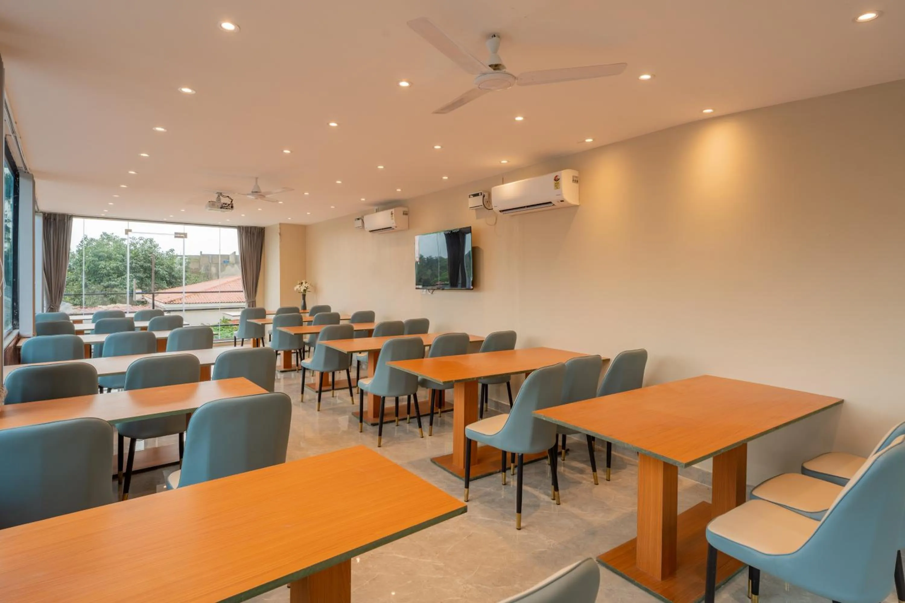 Communal lounge/ TV room in Emperor Ozran by Alaya Stays