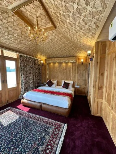New York Houseboat