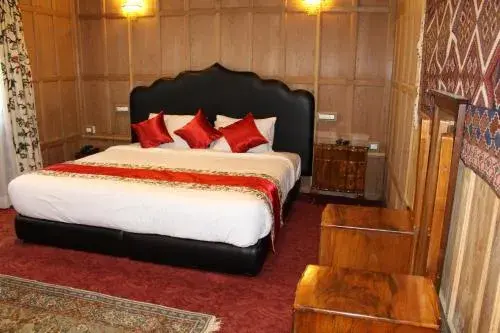 King Room with Lake View in New York Houseboat King Room with Lake View in New York Houseboat