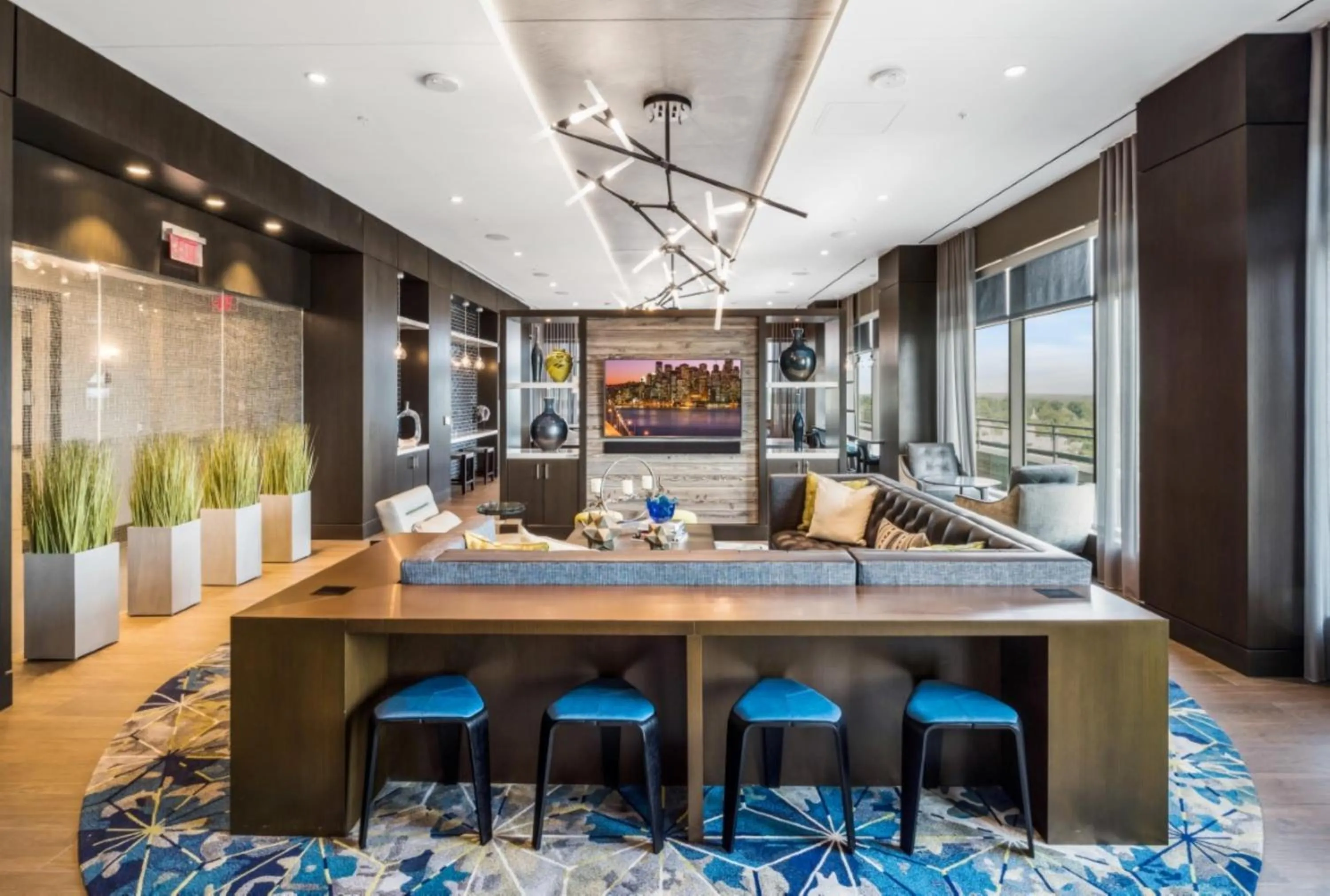 Communal lounge/ TV room in Global Luxury Suites Bethesda Chevy Chase