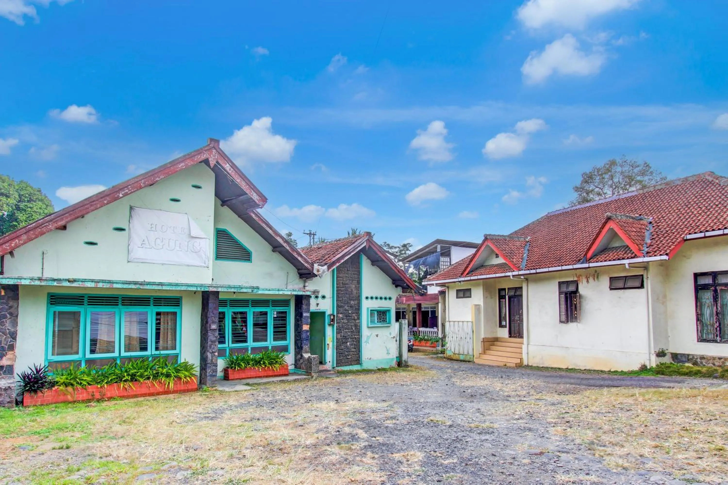Facade/entrance in Hotel O Agung Banjarnegara