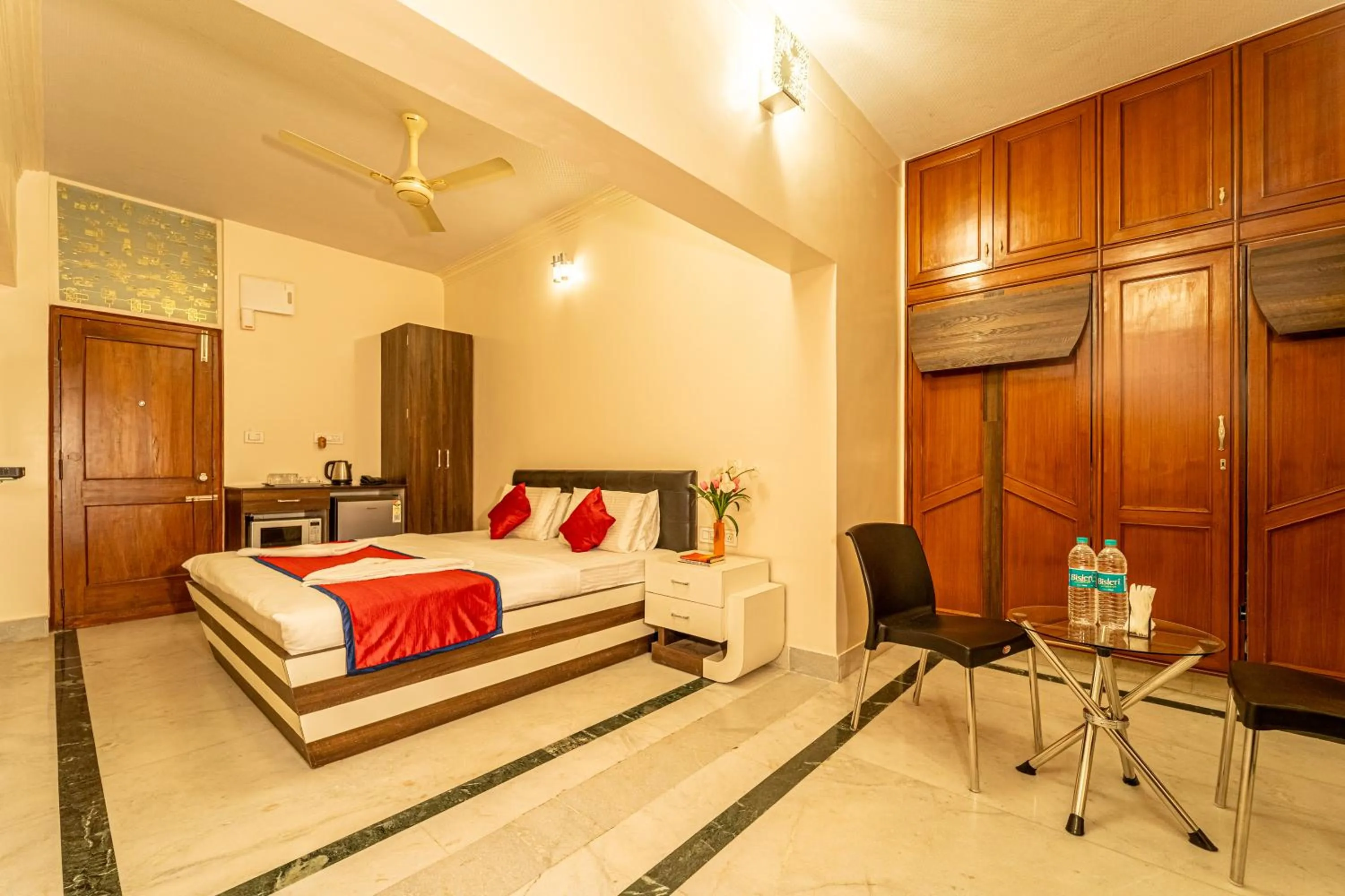 TV and multimedia in Seasons Suites - HBR