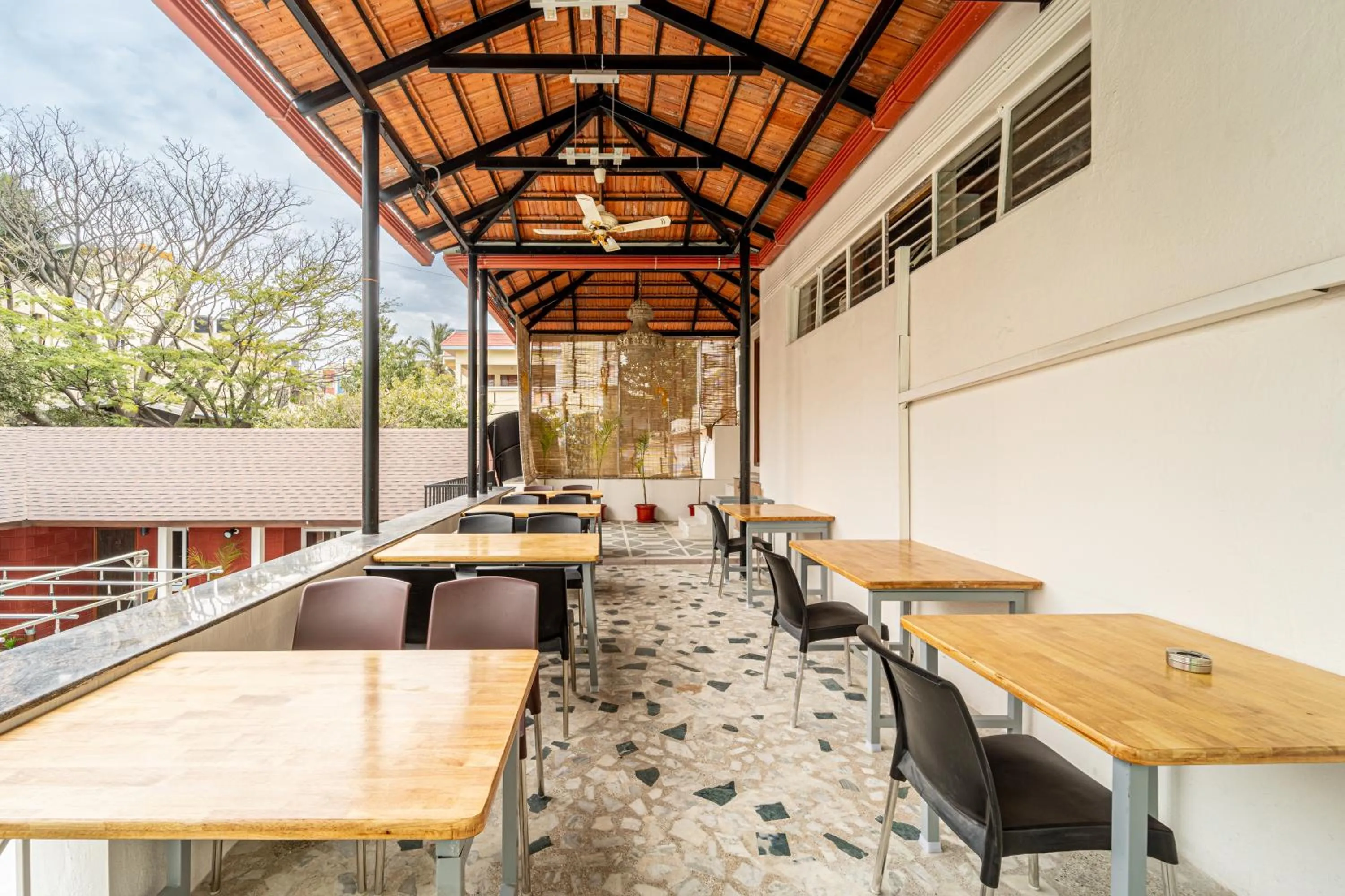 Restaurant/places to eat in Seasons Suites - HBR