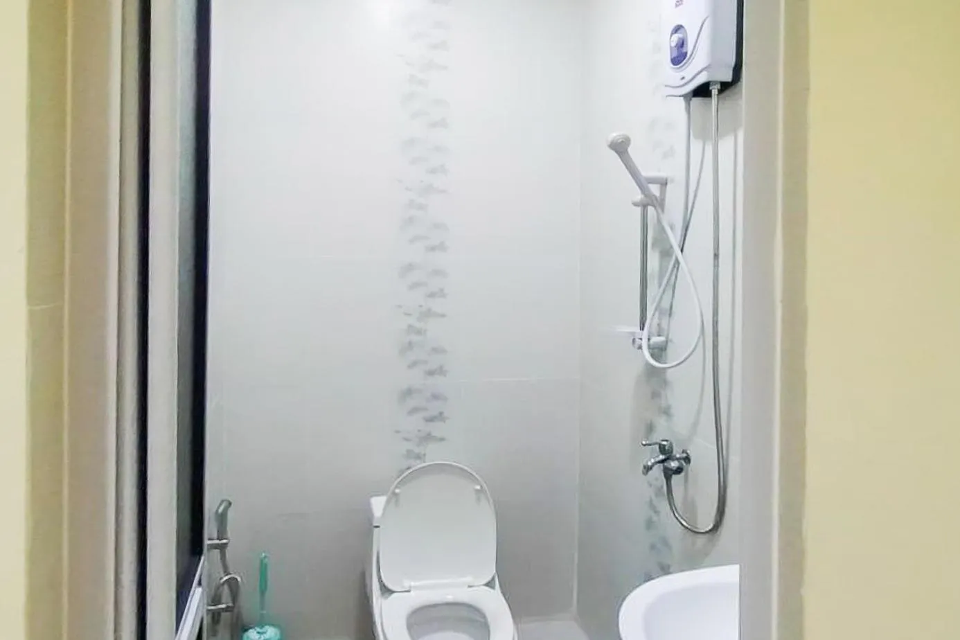 Bathroom in Urbanview Botania Meeting Point Batam by RedDoorz