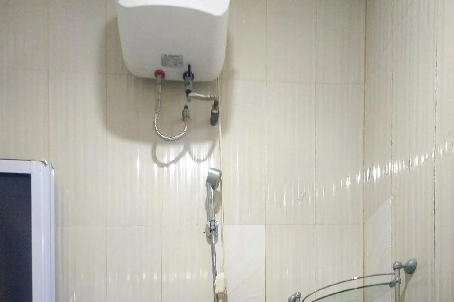 Bathroom in Urbanview Botania Meeting Point Batam by RedDoorz