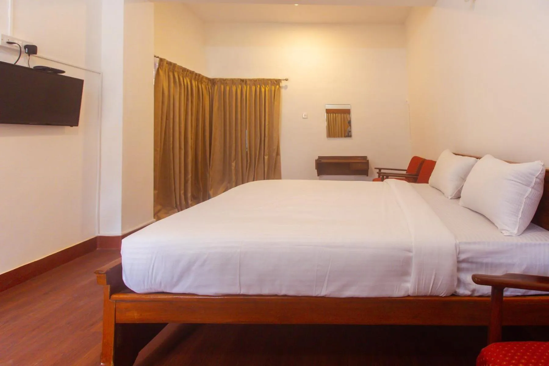 Photo of the whole room, Bed in Sri Ramakrishna Hotel