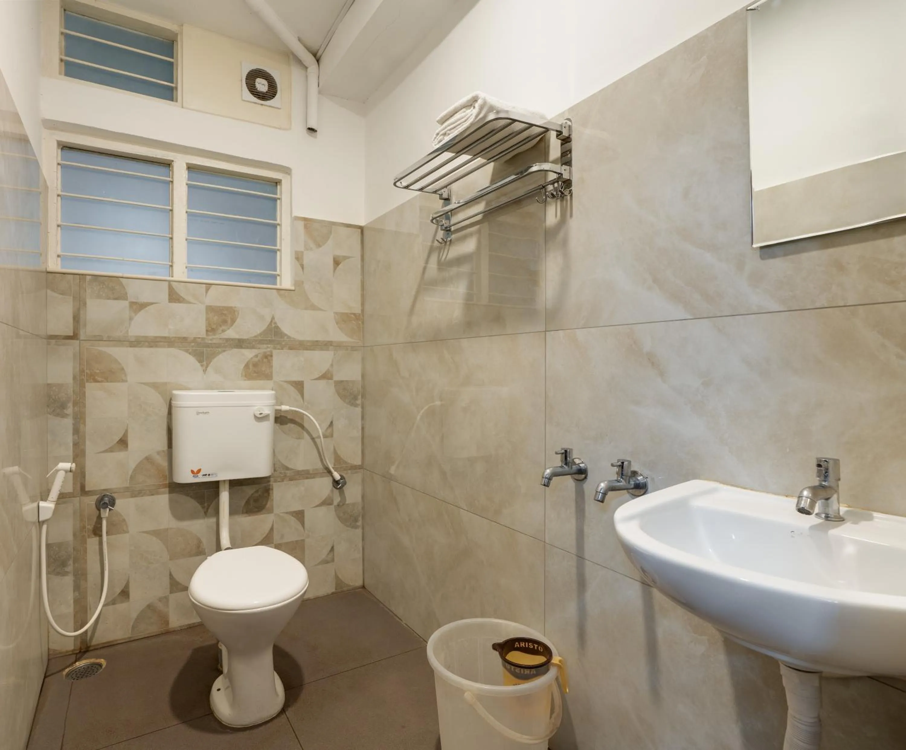 Bathroom in Sri Ramakrishna Hotel