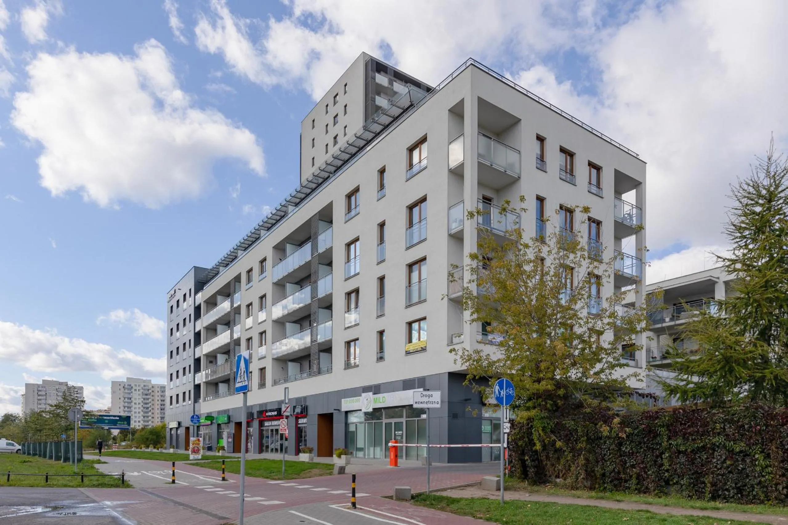 Metro Kondratowicza Warsaw Apartment with Parking by Noclegi Renters
